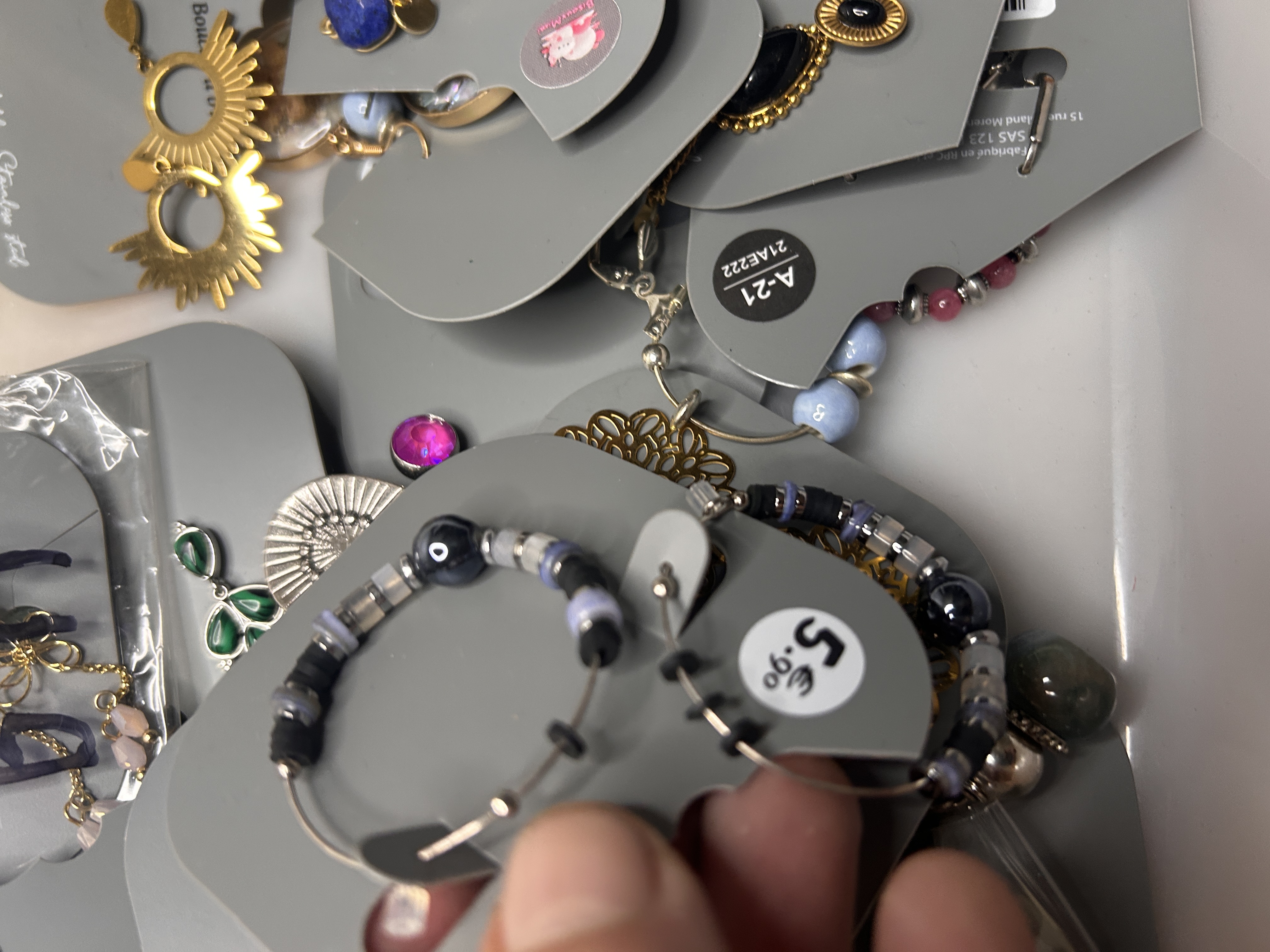 Lote de Pendientes Variados al por Mayor - 92 BOBH — lote de pendientes de moda, detalle del acabado · Lotes Bisutería (92-BOBH)