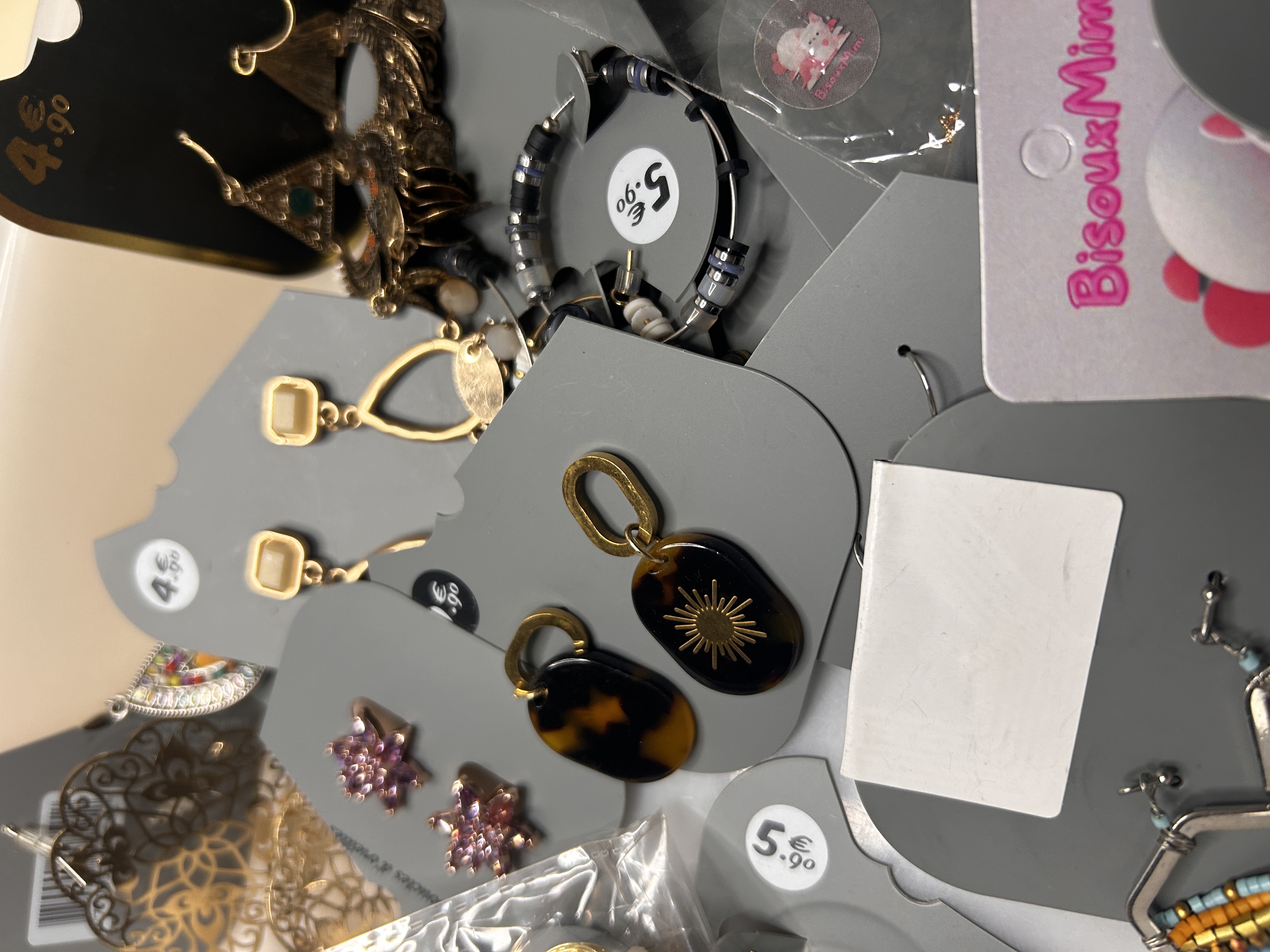 Pendientes de estilo bohemio con abalorios y colgantes metálicos — lote de pendientes de moda, vista lateral · Lotes Bisutería (93-BOBH)