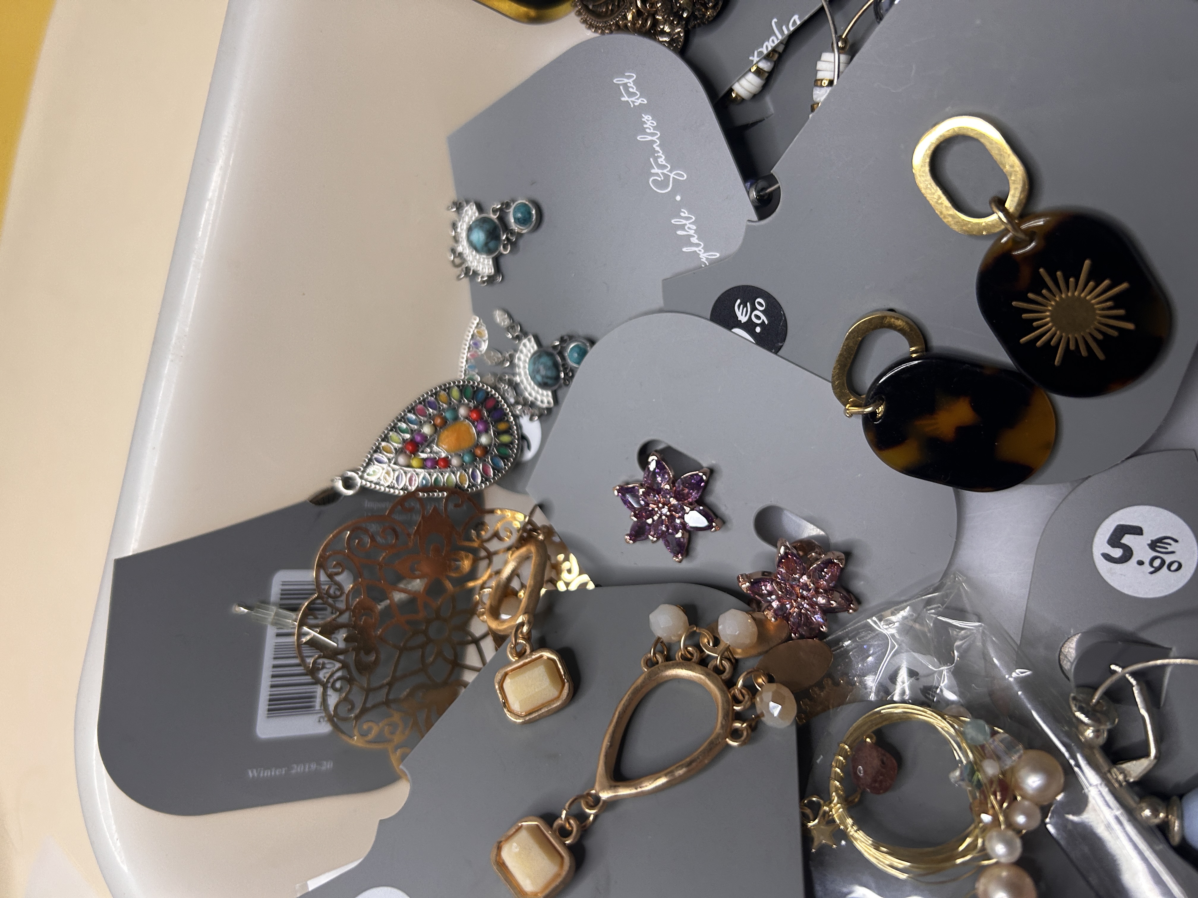 Variedad de pendientes dorados, con cuentas y de resina — lote de pendientes originales, detalle del acabado · Lotes Bisutería (93-BOBH)