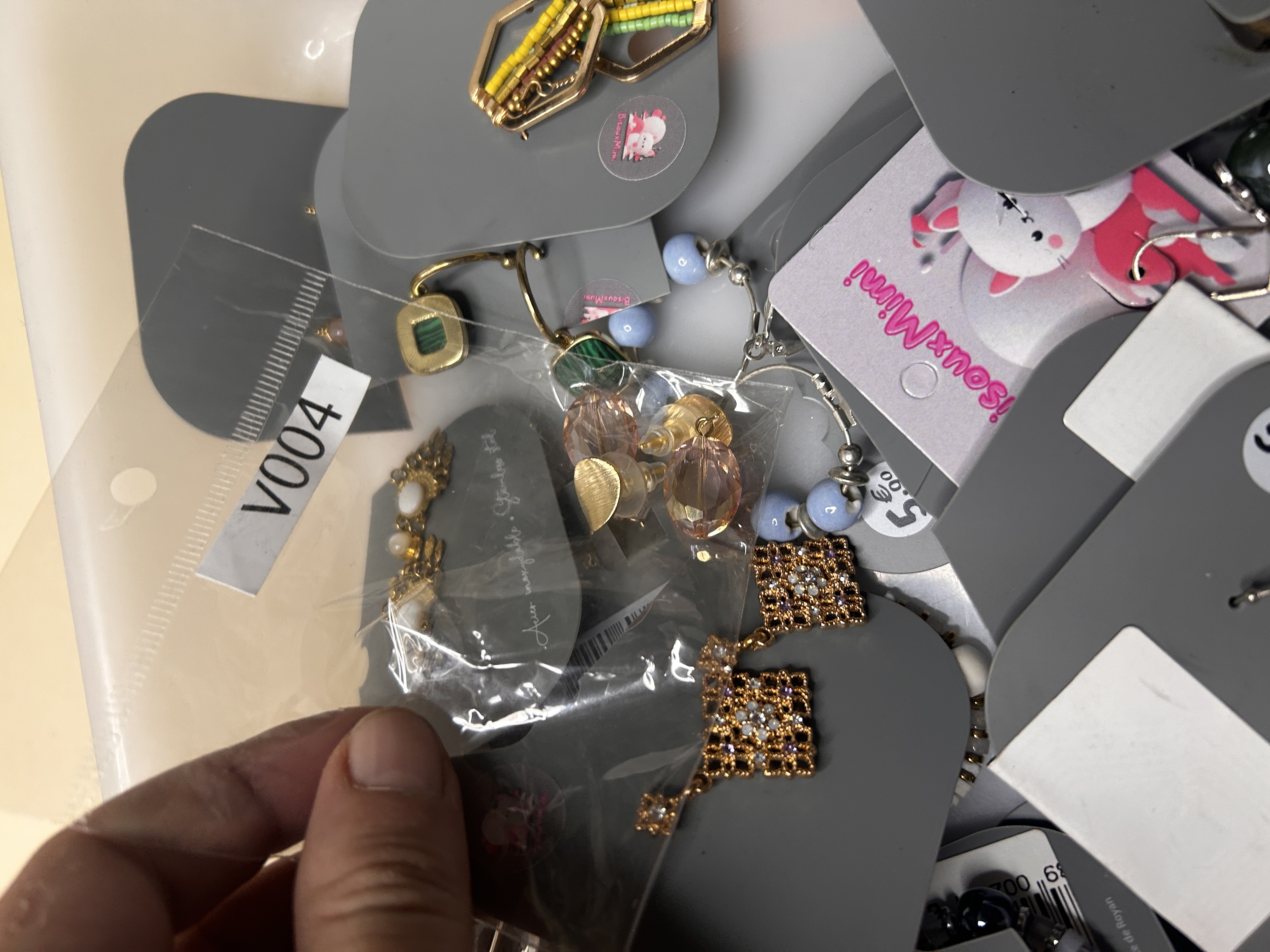 Lote de Pendientes Variados Destock — lote de pendientes de moda, detalle del acabado · Lotes Bisutería (93-BOBH)