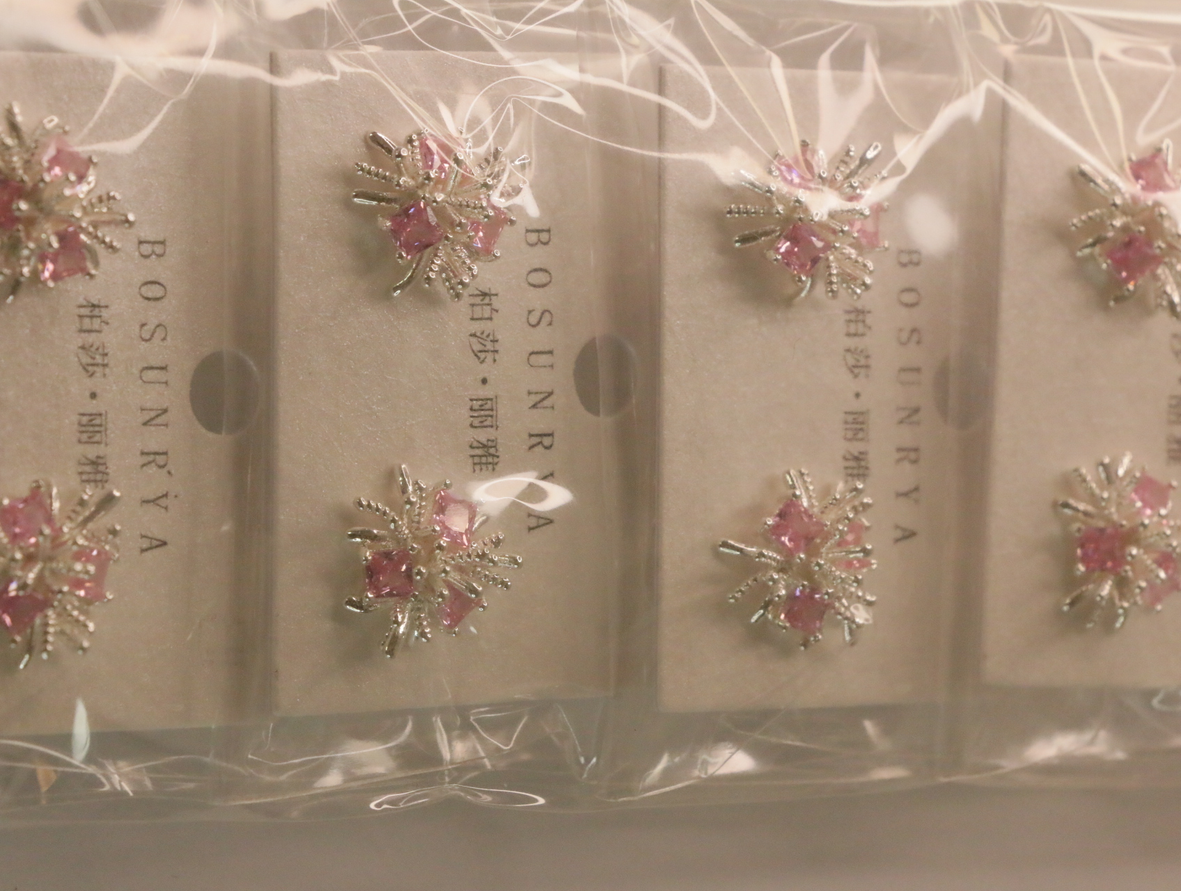 Detalle de las piedras rosas y los motivos florales metálicos — lote de bisutería baratos, detalle · Lotes Bisutería (93)