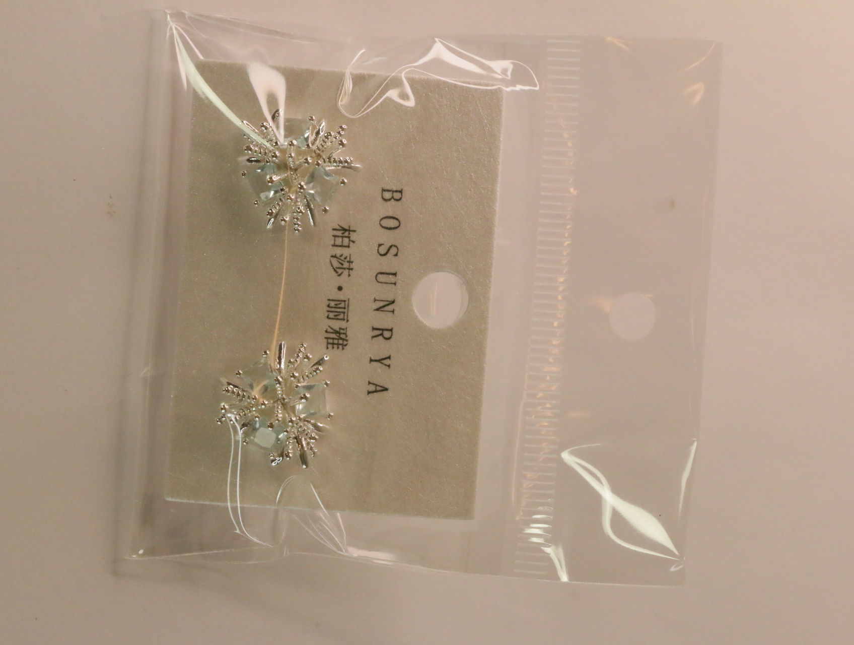 Pendientes de botón florales con detalles verde suave — lote de bisutería dorados, primer plano · Lotes Bisutería (94)