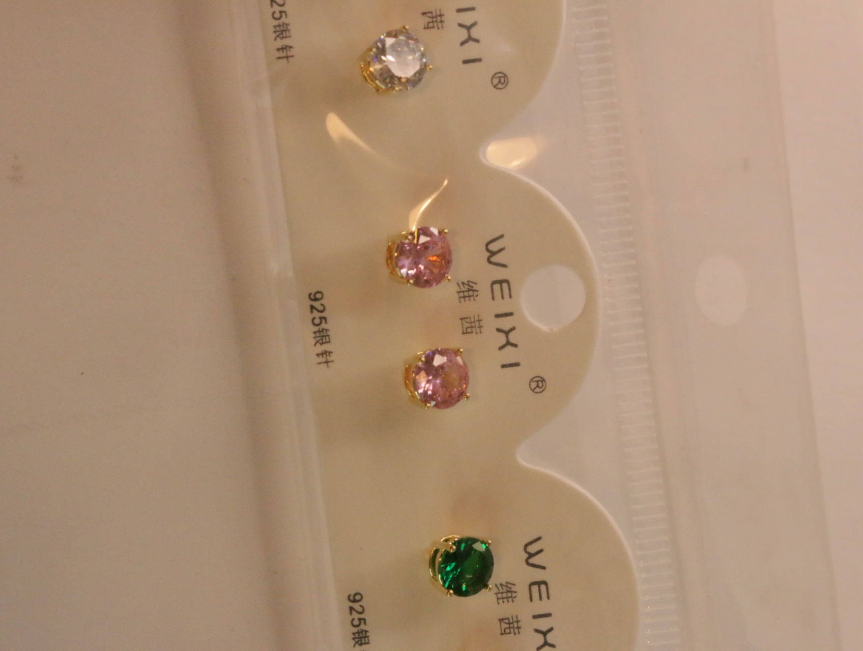 Pendientes de piedra rosa con indicación de pasadores de plata — lote de bisutería de moda, vista lateral · Lotes Bisutería (95)