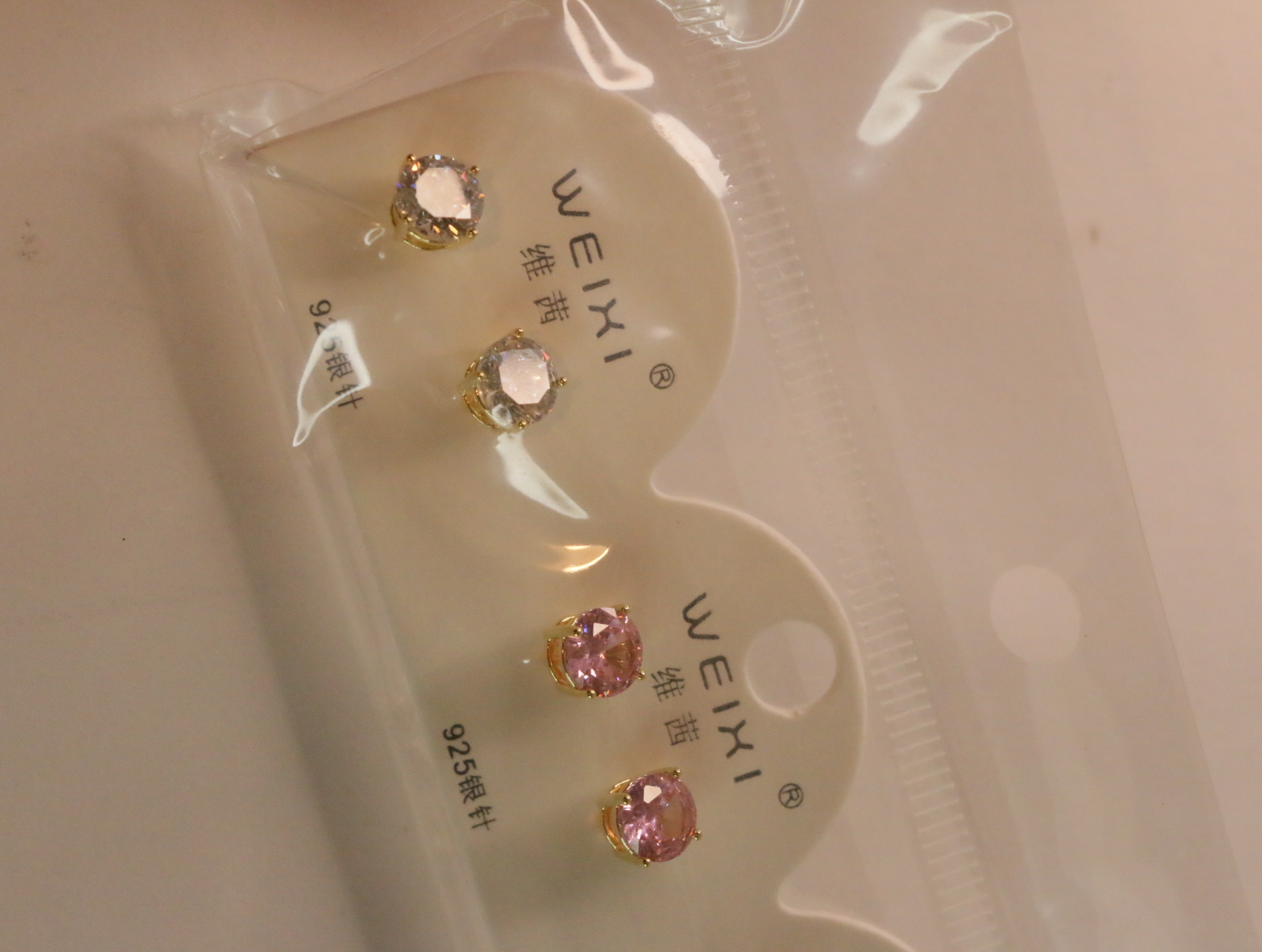 Pendientes de piedras transparentes y rosas con monturas doradas — lote de bisutería originales, detalle del acabado · Lotes Bisutería (95)