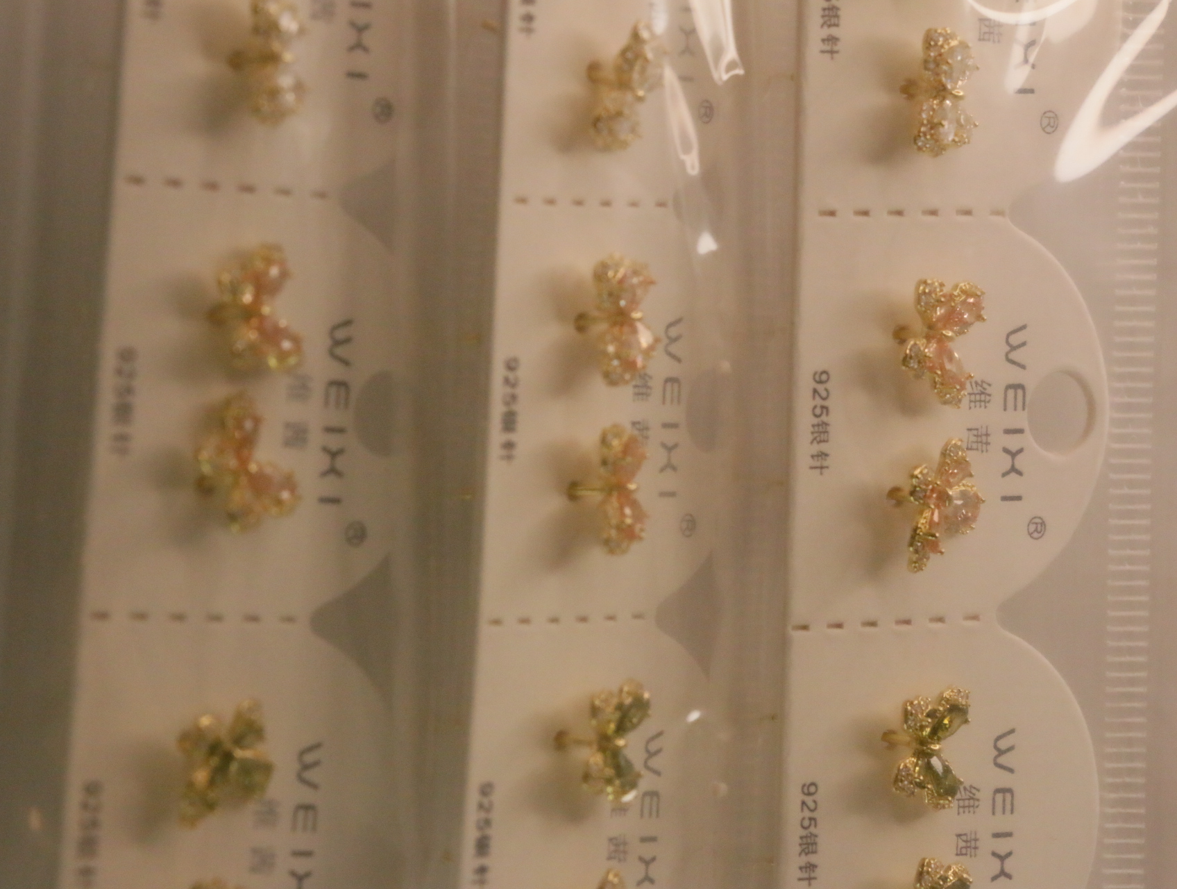 Pendientes de mariposa dorados con piedras de colores en tarjetas — lote de bisutería baratos, detalle · Lotes Bisutería (96)