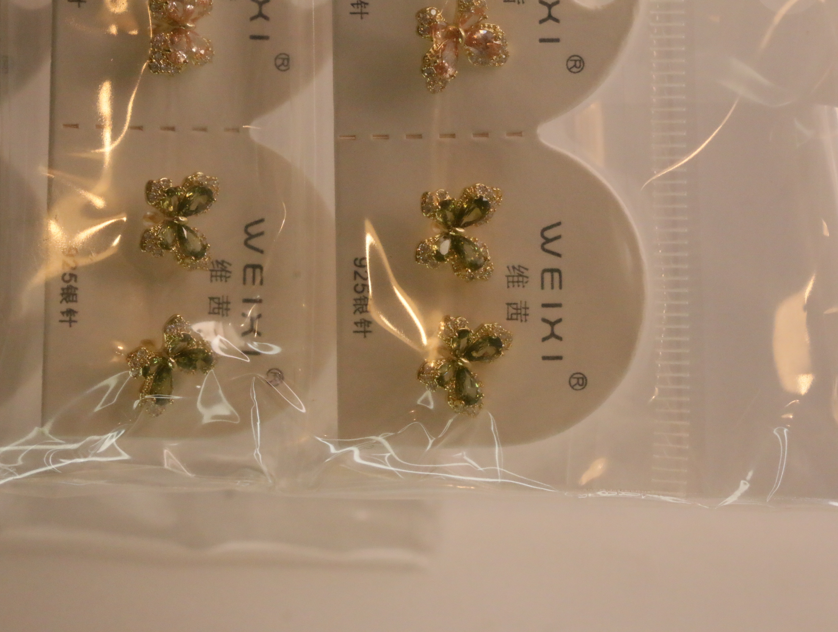 Detalle de pendientes de mariposa con piedras verdes — lote de bisutería dorados, primer plano · Lotes Bisutería (96)