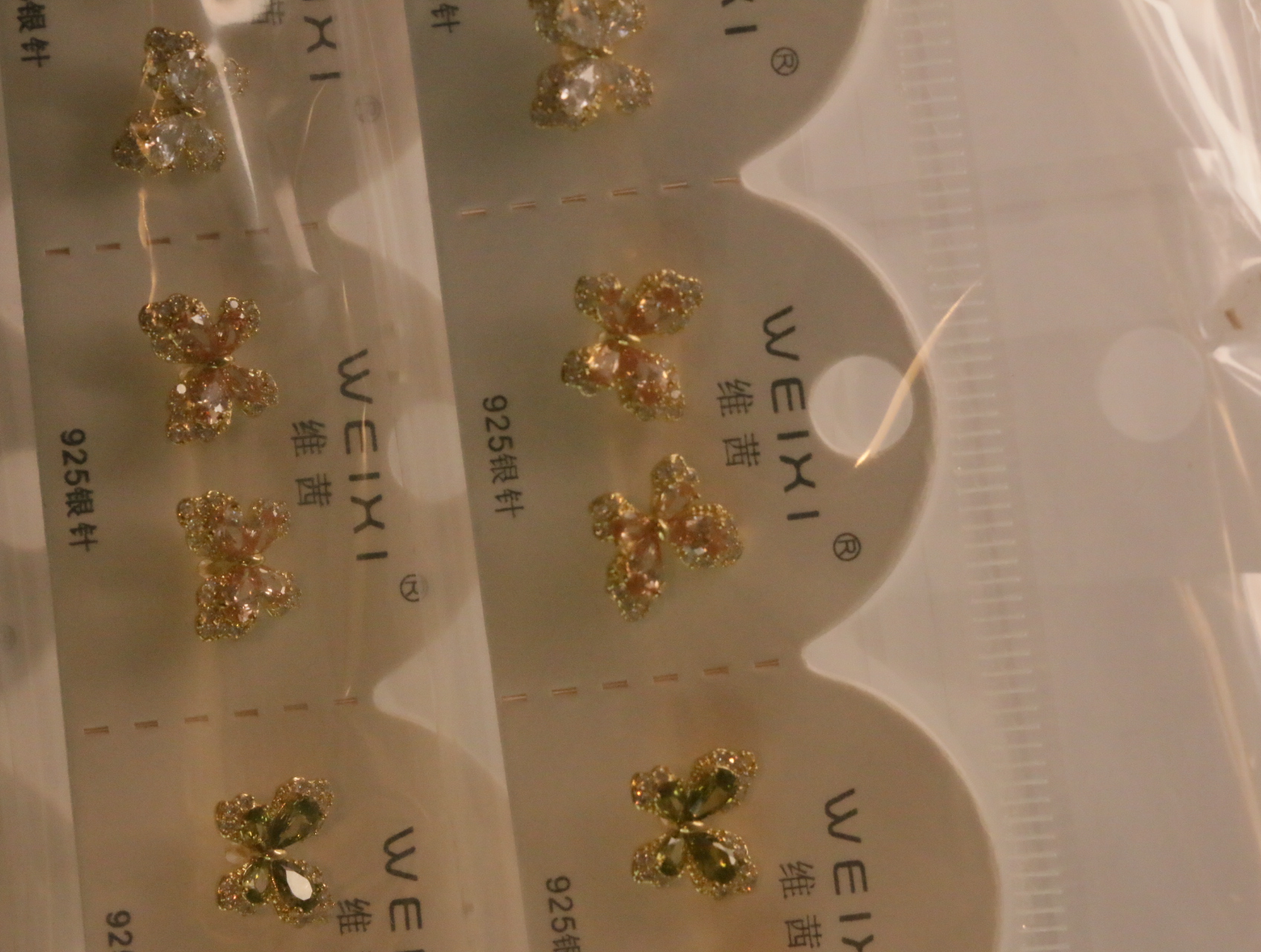 Pendientes de mariposa con piedras melocotón y postes marcados como plata — lote de bisutería de moda, vista lateral · Lotes Bisutería (96)