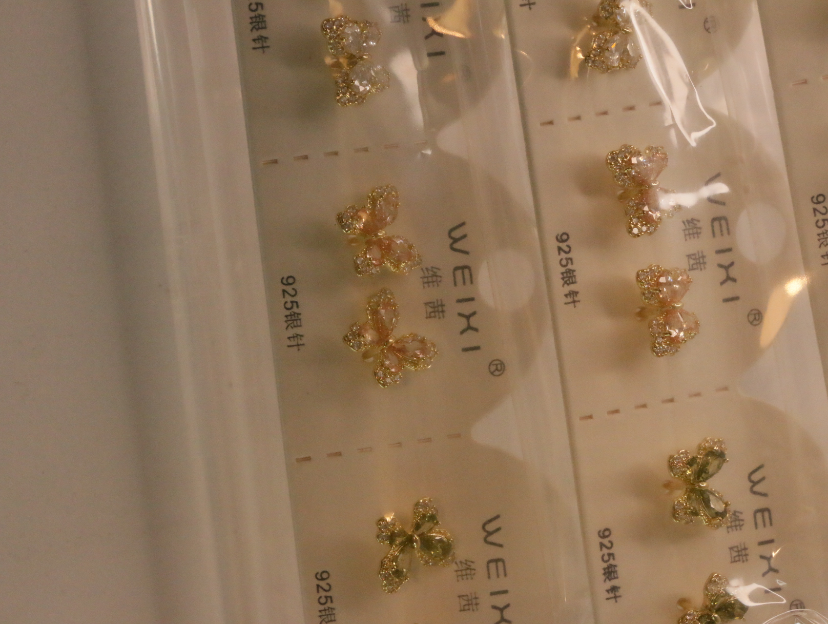 Detalle de pendientes de mariposa melocotón y verdes en tarjetas — lote de bisutería online, vista principal · Lotes Bisutería (96)