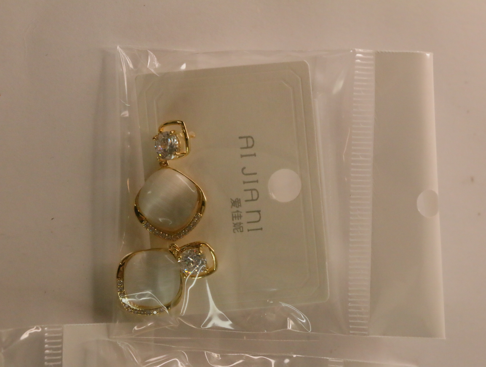 Pendientes colgantes dorados con centros luminosos y detalles brillantes — lote de bisutería dorados, primer plano · Lotes Bisutería (97)