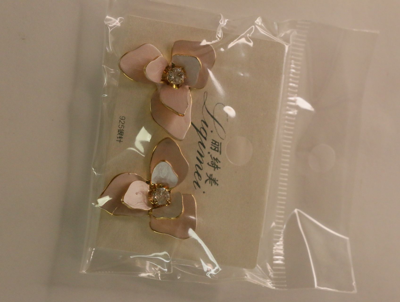 Pendientes florales rosas con bordes dorados sobre tarjeta — lote de bisutería dorados, primer plano · Lotes Bisutería (99)