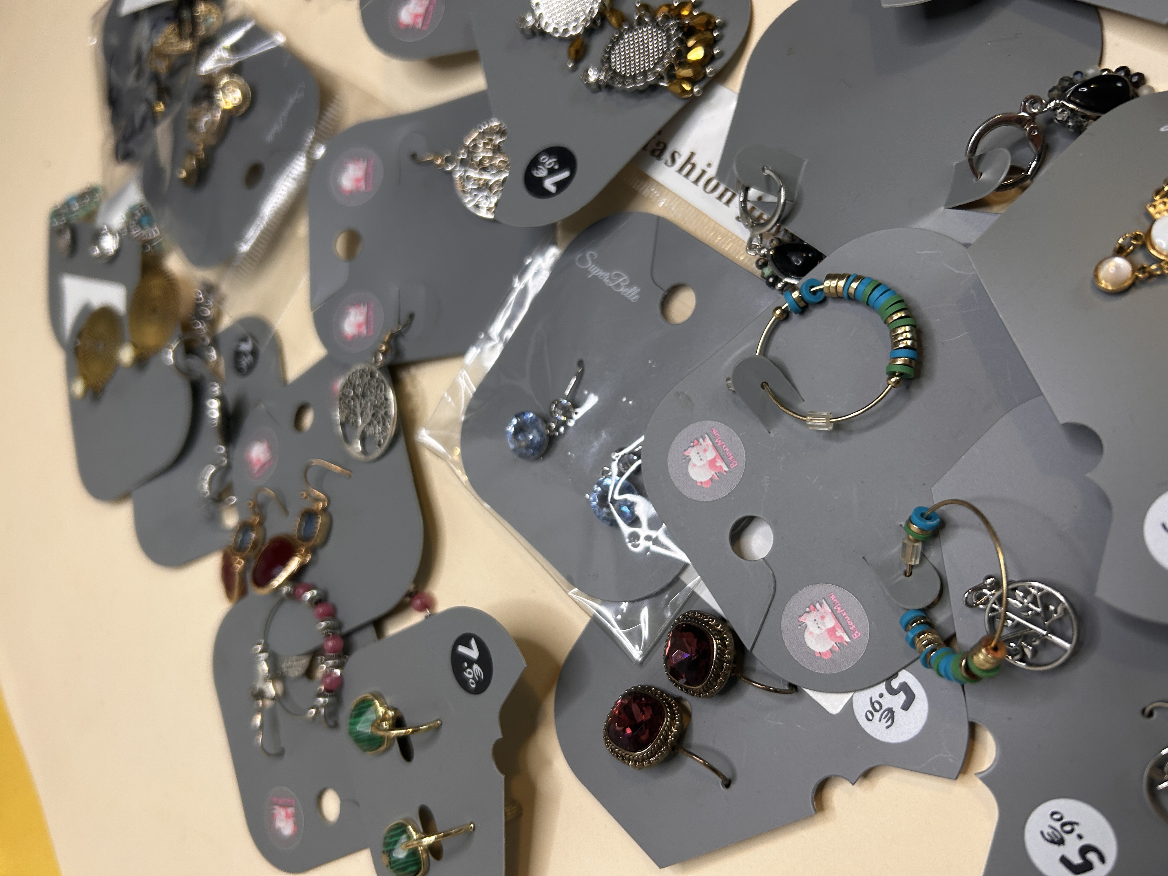 Detalle de pendientes de aro y de botón con cuentas de colores — lote de pendientes de moda, vista lateral · Lotes Bisutería (BH-304)