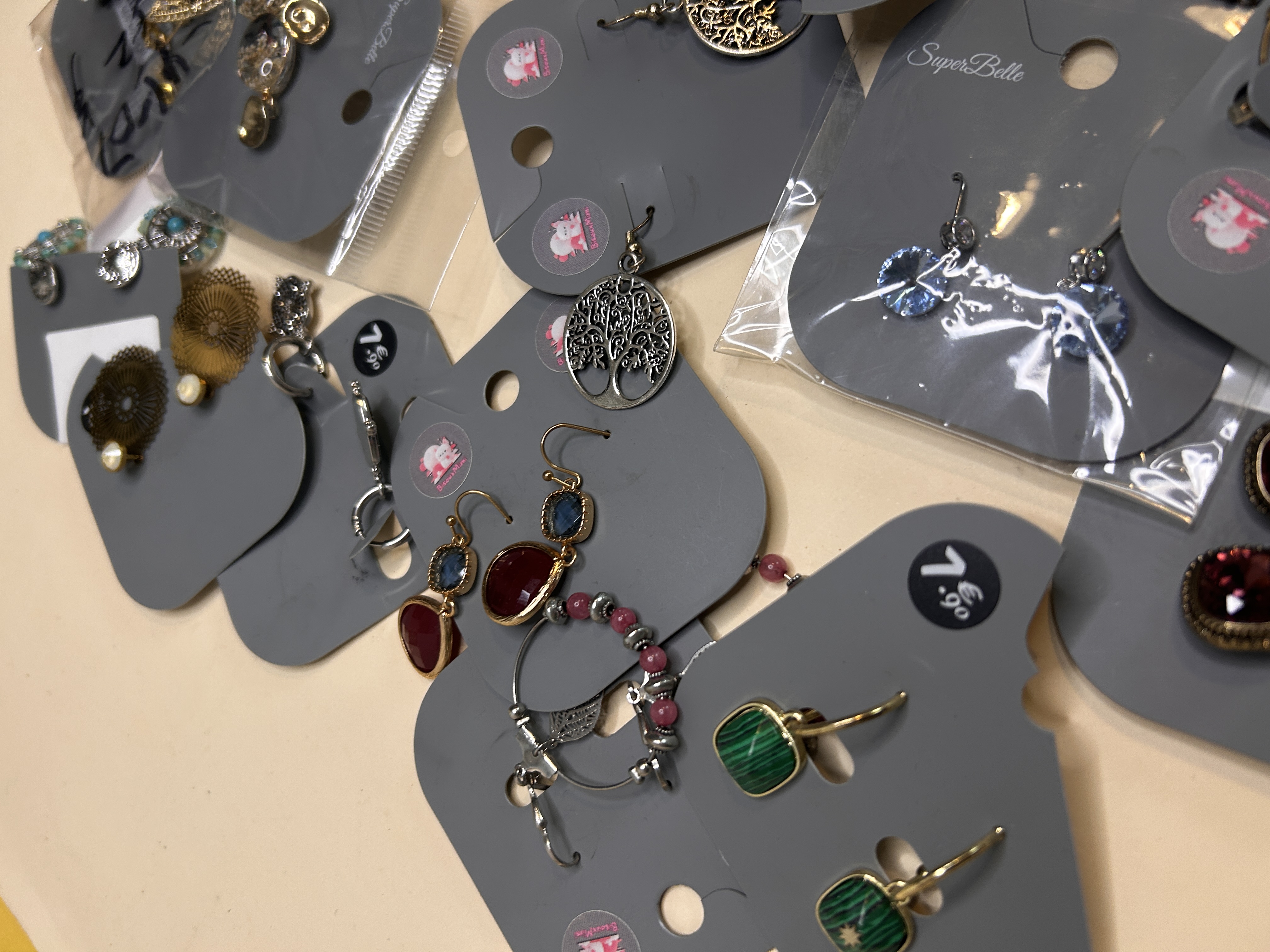 Selección de pendientes con piedras de colores y acabados metálicos — lote de pendientes originales, detalle del acabado · Lotes Bisutería (BH-304)