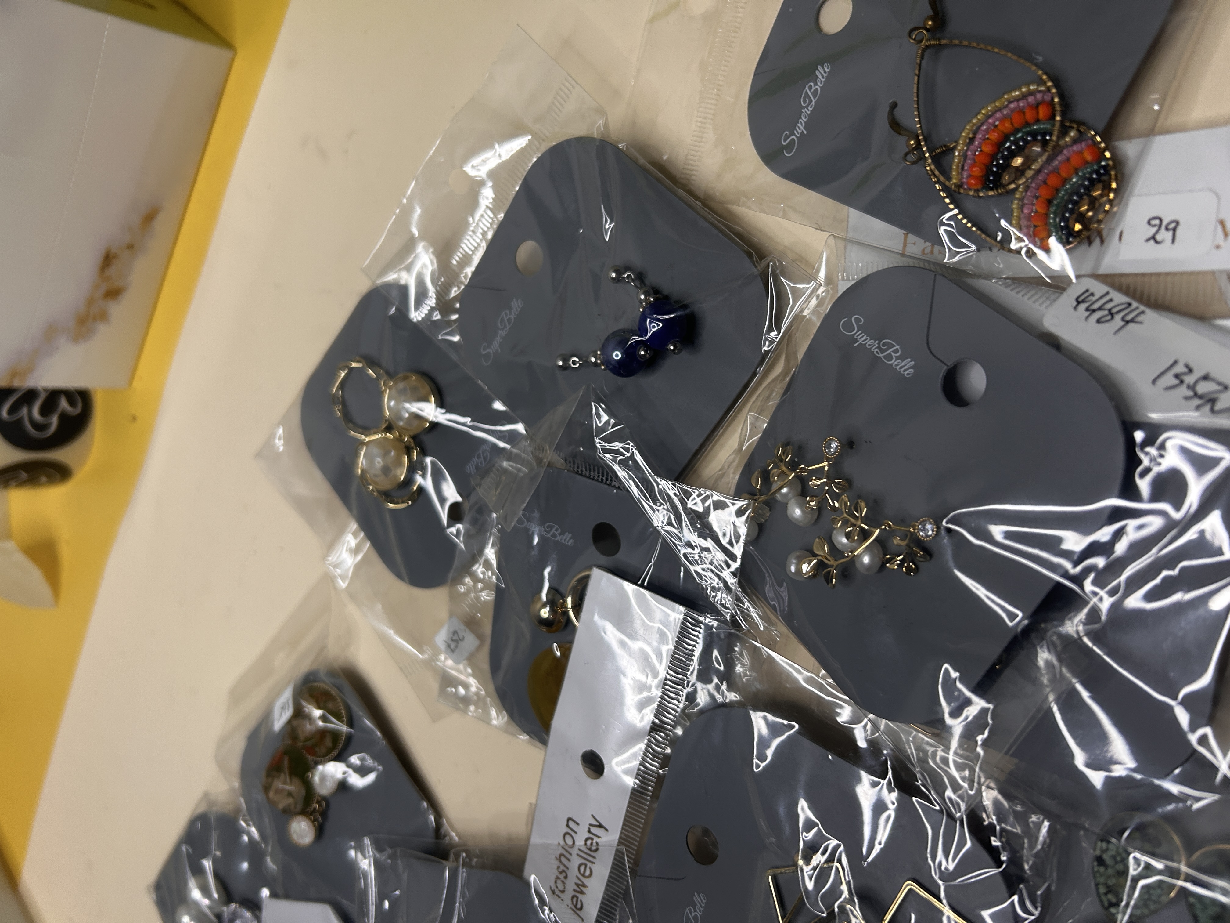 Lote al por mayor de pendientes variados BO-106 - Bisutería Destock