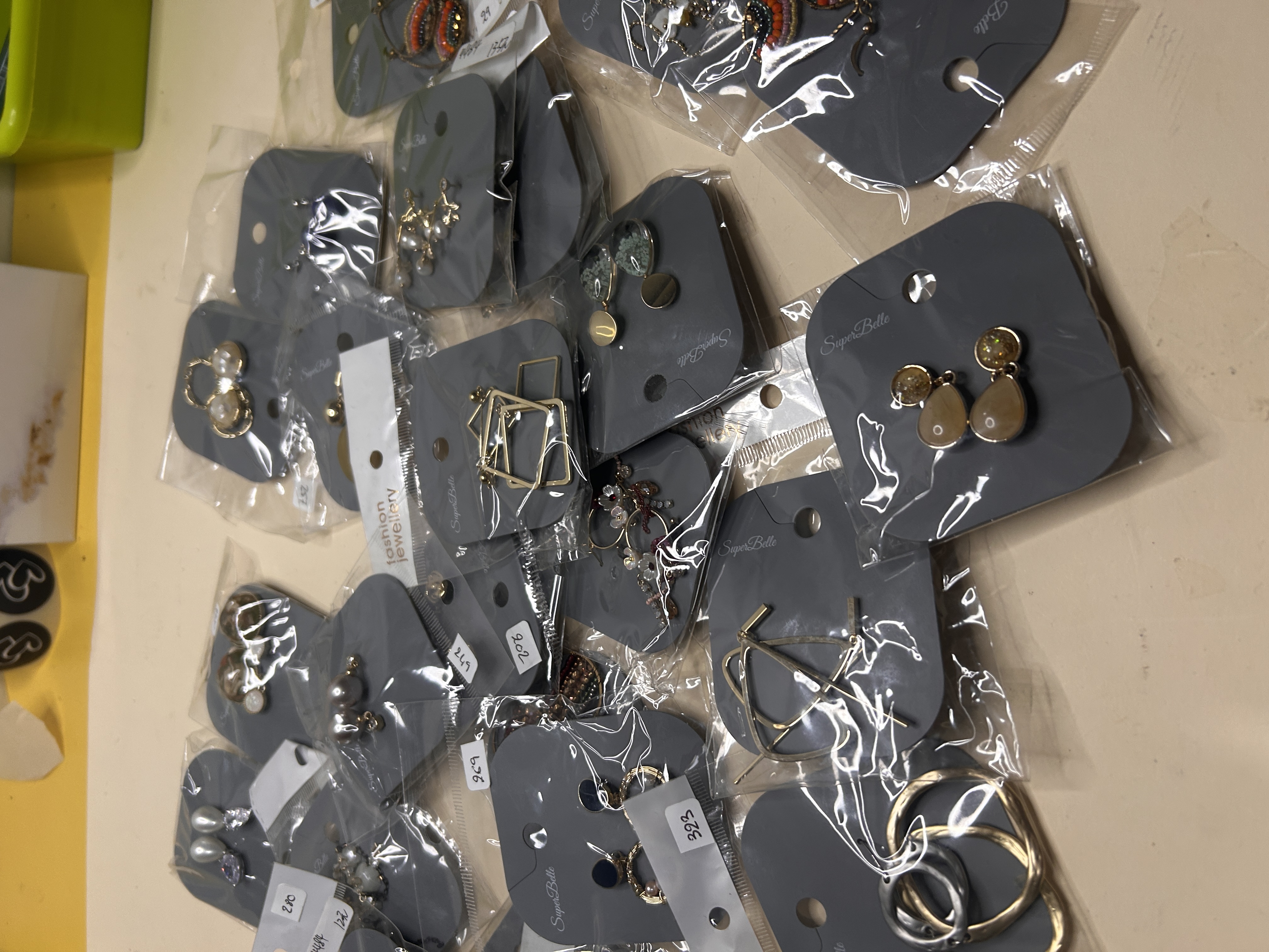 Lote al por mayor de pendientes variados BO-106 - Bisutería Destock