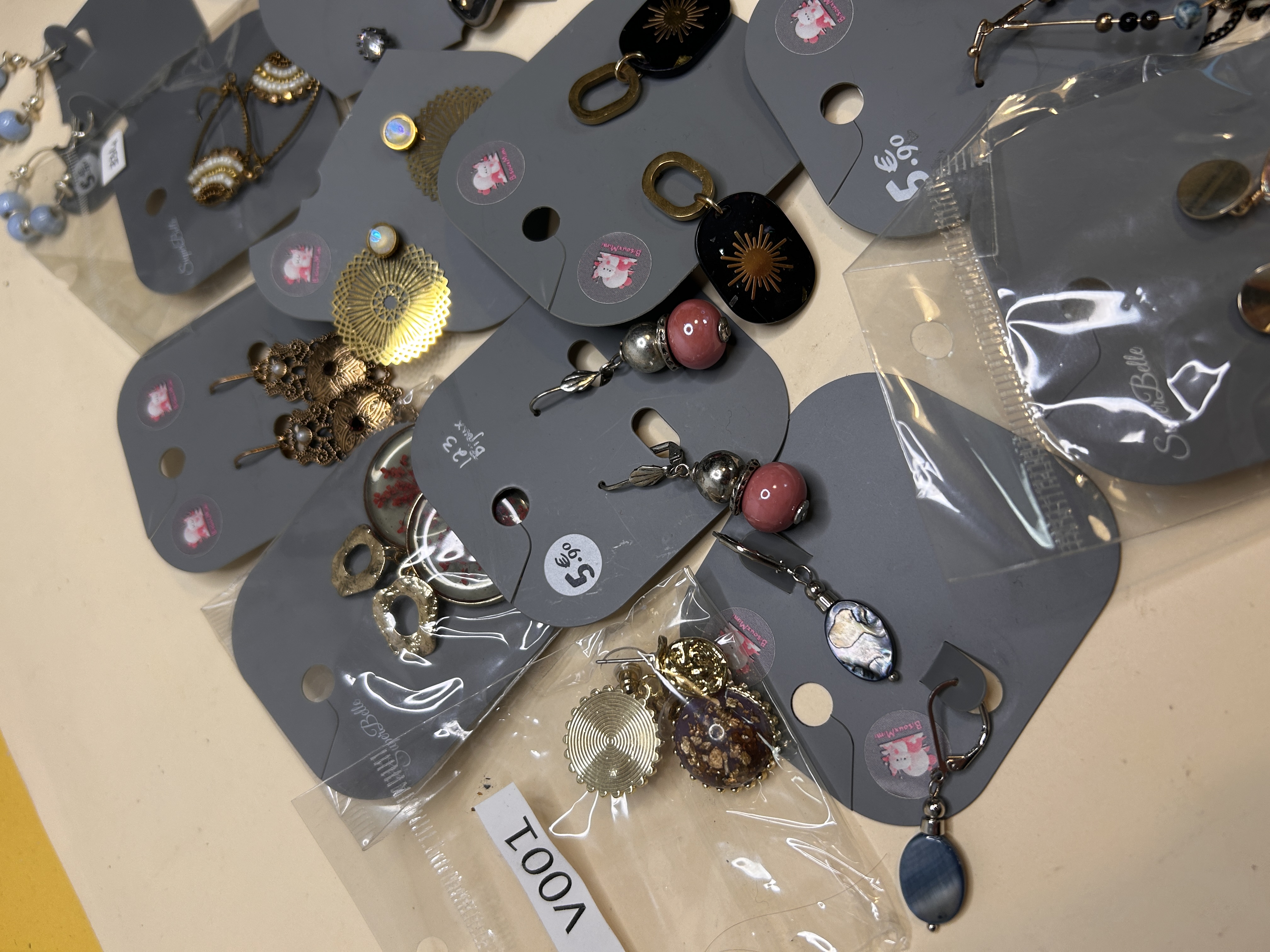 Detalle de pendientes surtidos con elementos metálicos y cuentas — lote de pendientes de moda, vista lateral · Lotes Bisutería (BO-305)