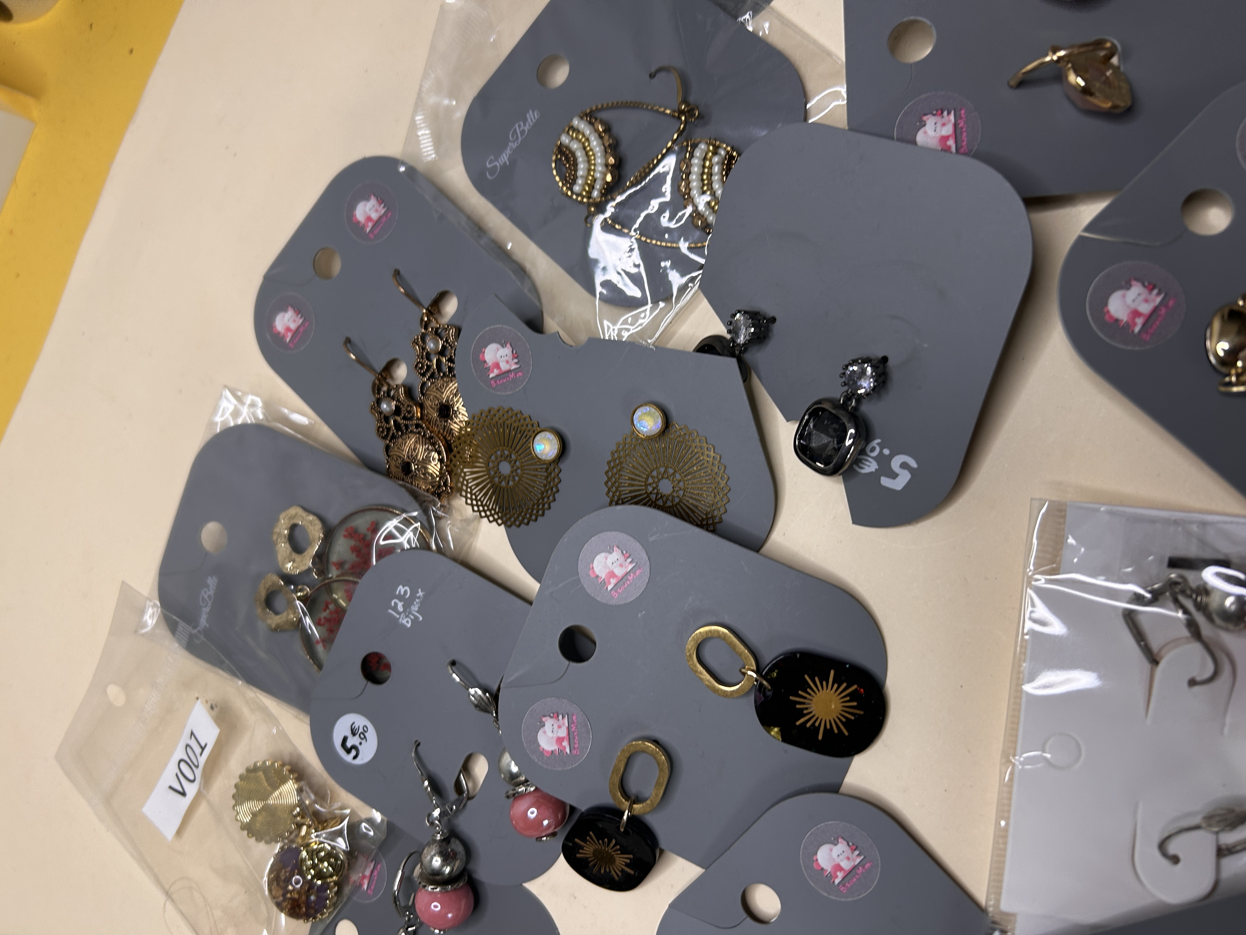 Selección de pendientes de tendencia con motivos solares y detalles dorados — lote de pendientes originales, detalle del acabado · Lotes Bisutería (BO-305)