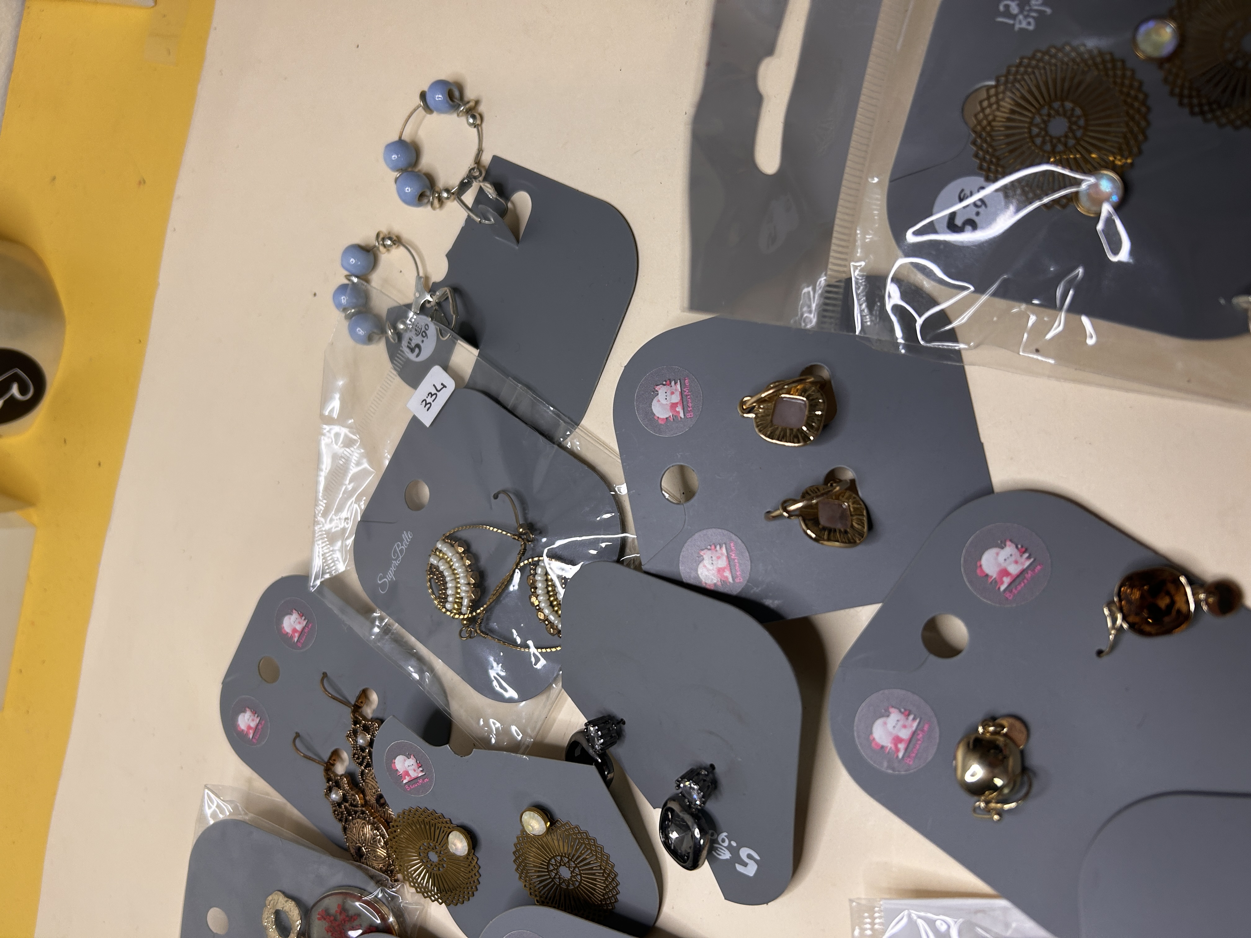 Lote de Pendientes Variados al por Mayor - Ref. BO-305 — lote de pendientes para mujer, detalle · Lotes Bisutería (BO-305)