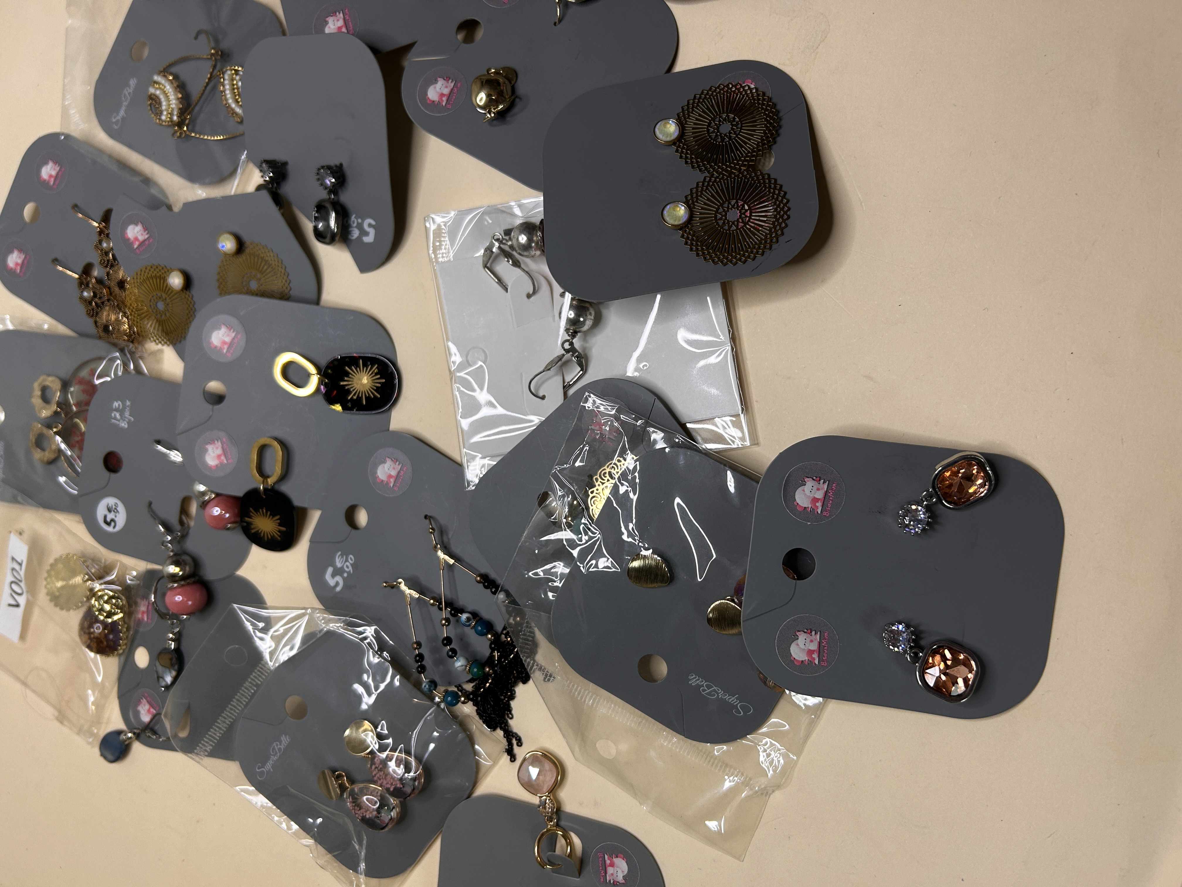 Lote de Pendientes Variados al por Mayor - Ref. BO-305 — lote de pendientes de moda, detalle del acabado · Lotes Bisutería (BO-305)