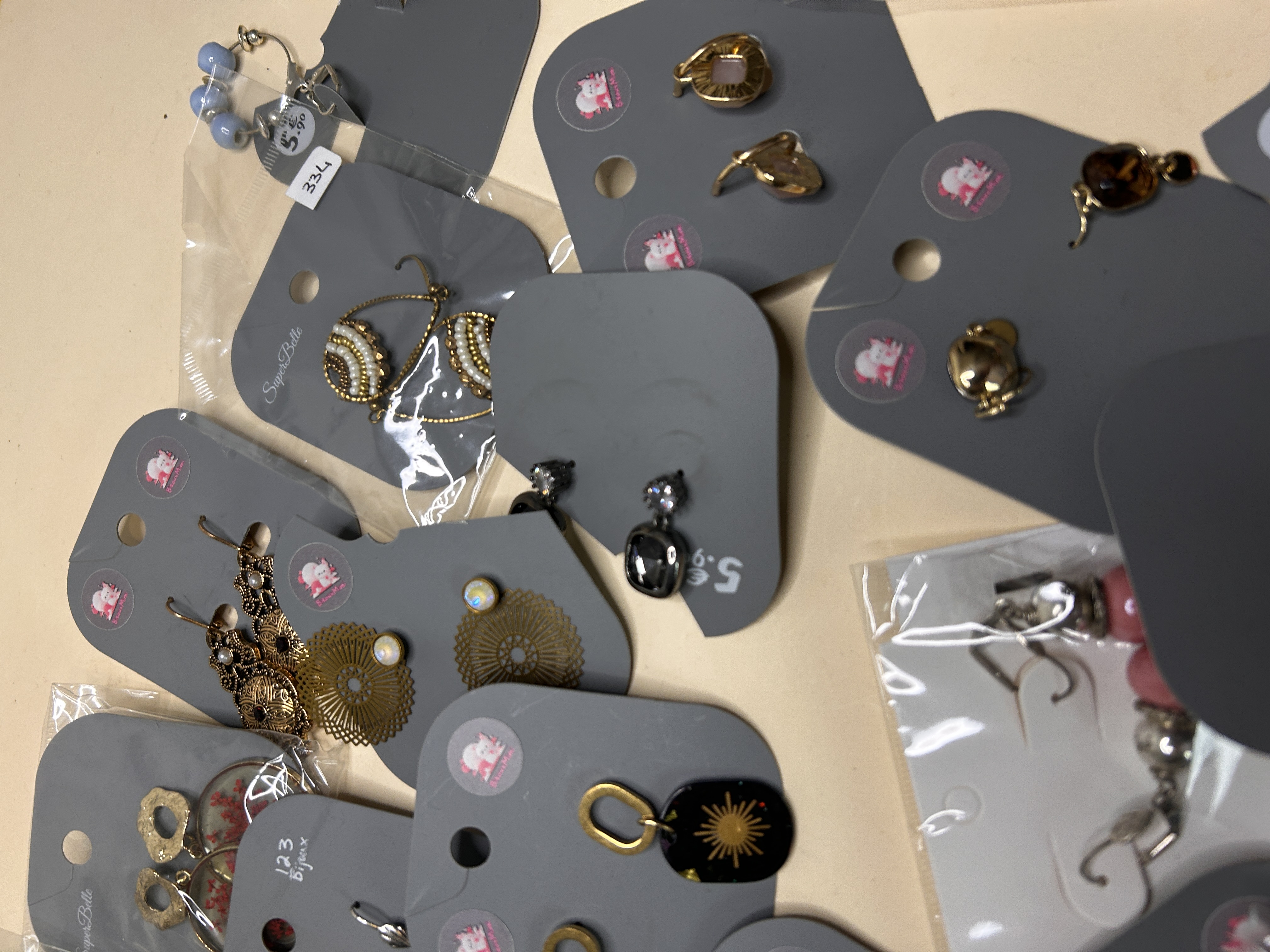 Lote de Pendientes Variados al por Mayor - Ref. BO-305 — lote de pendientes originales, vista principal · Lotes Bisutería (BO-305)