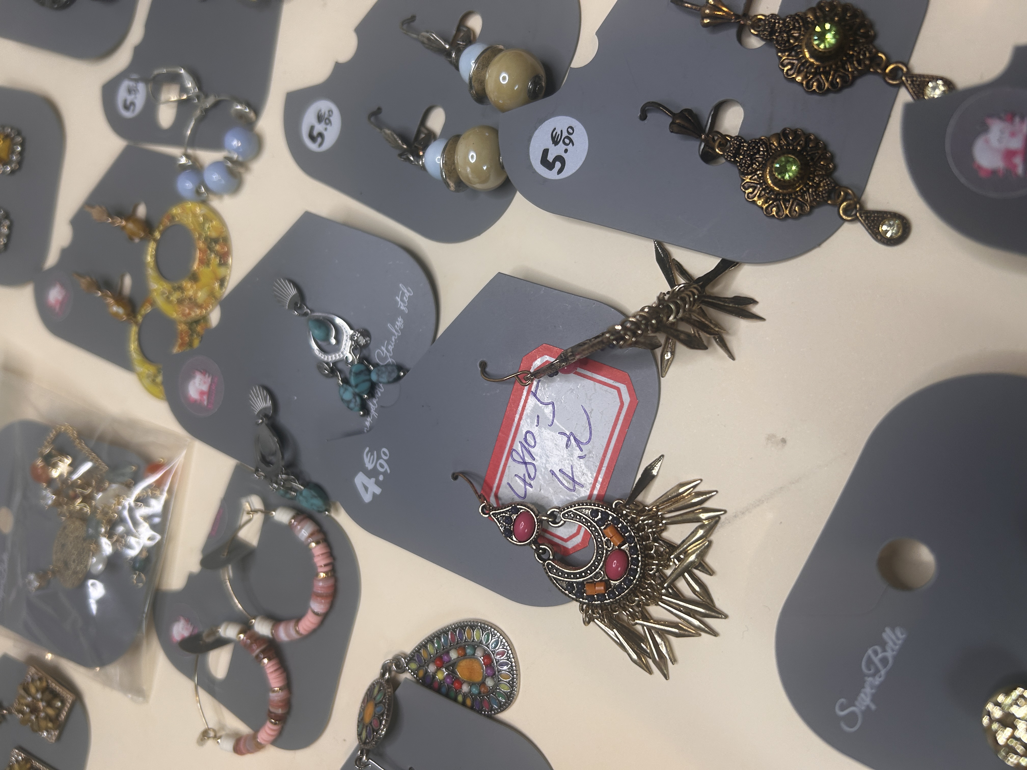 BO-BH-81 - Lote de Bisutería Surtida: Pendientes Estilo Boho y Étnico