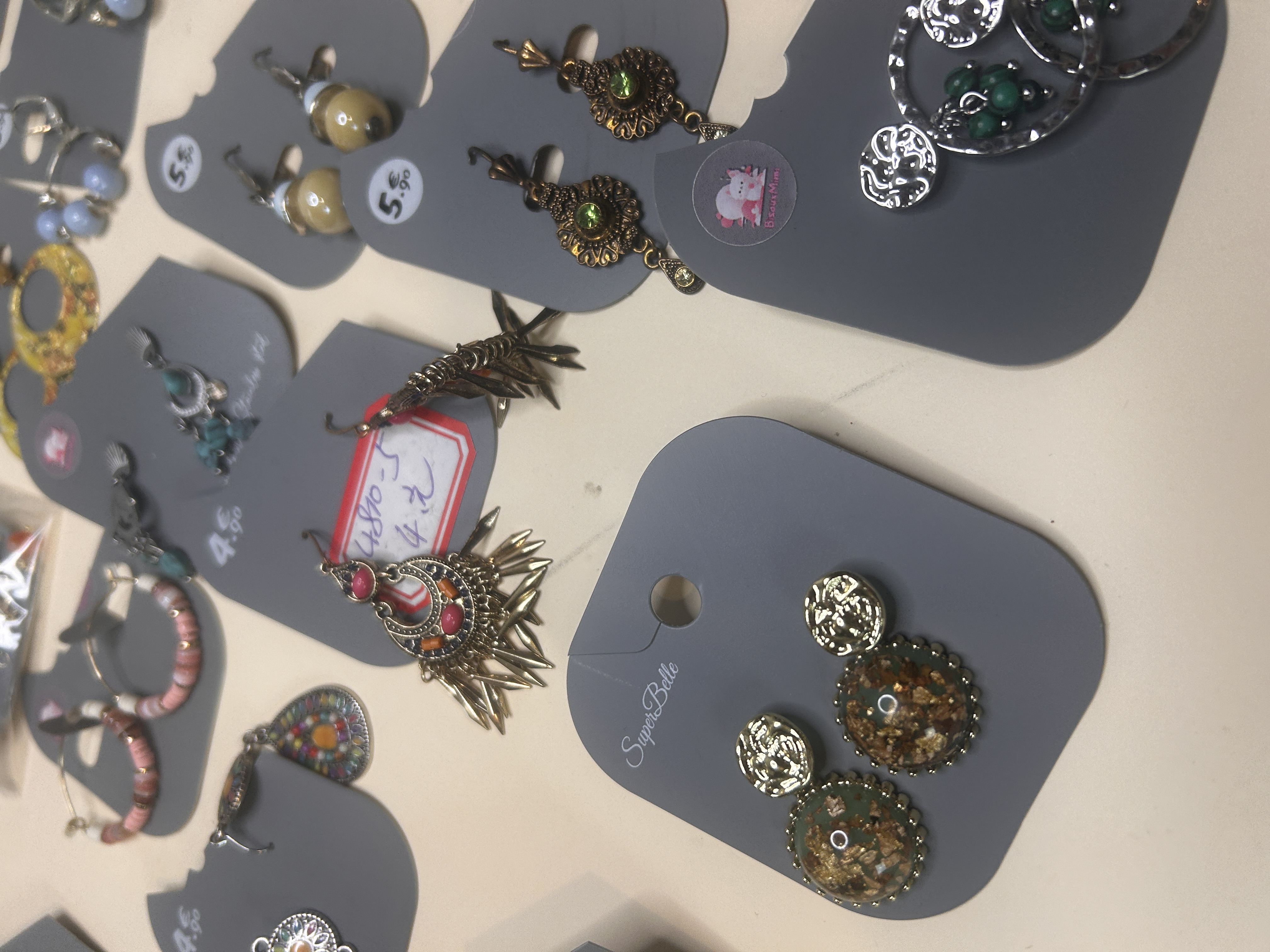 BO-BH-81 - Lote de Bisutería Surtida: Pendientes Estilo Boho y Étnico