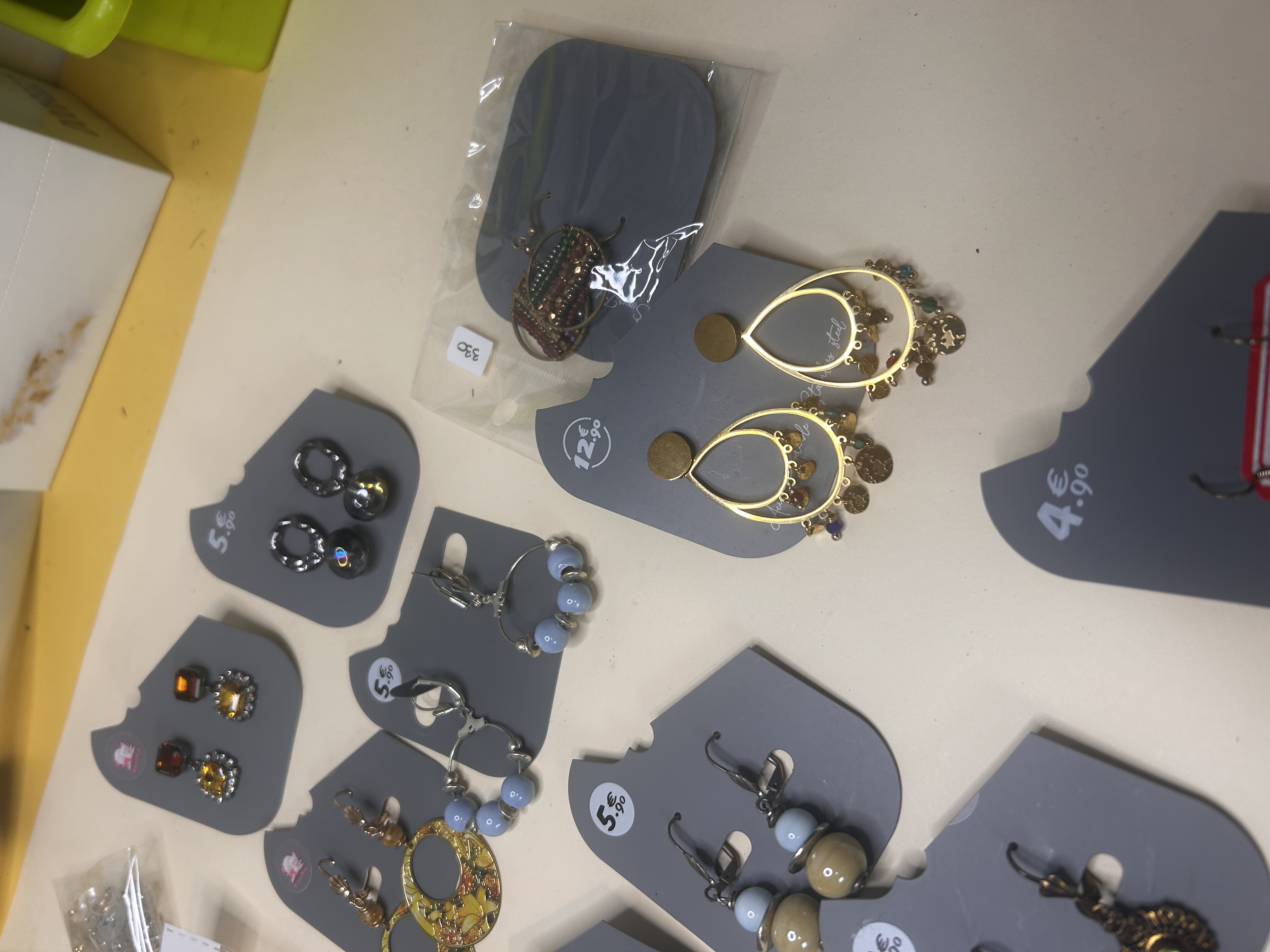 BO-BH-81 - Lote de Bisutería Surtida: Pendientes Estilo Boho y Étnico
