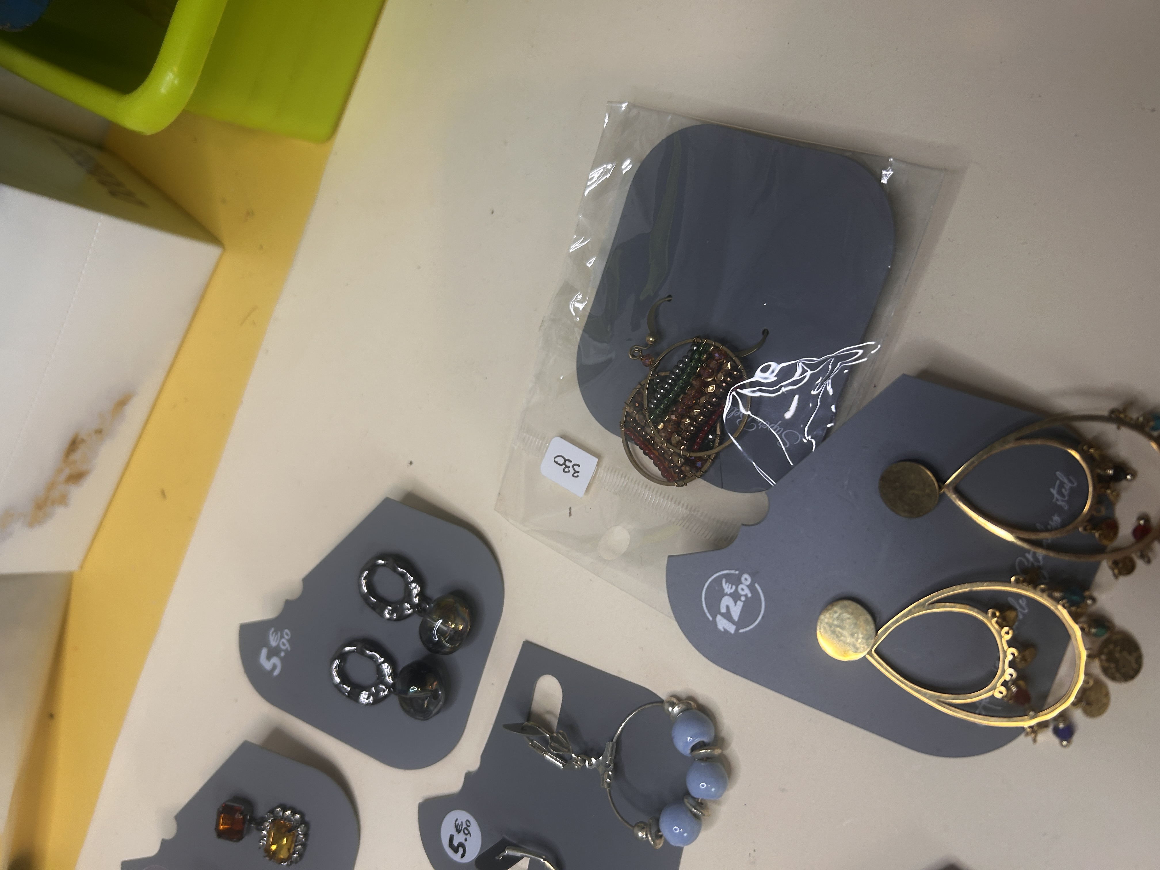 BO-BH-81 - Lote de Bisutería Surtida: Pendientes Estilo Boho y Étnico
