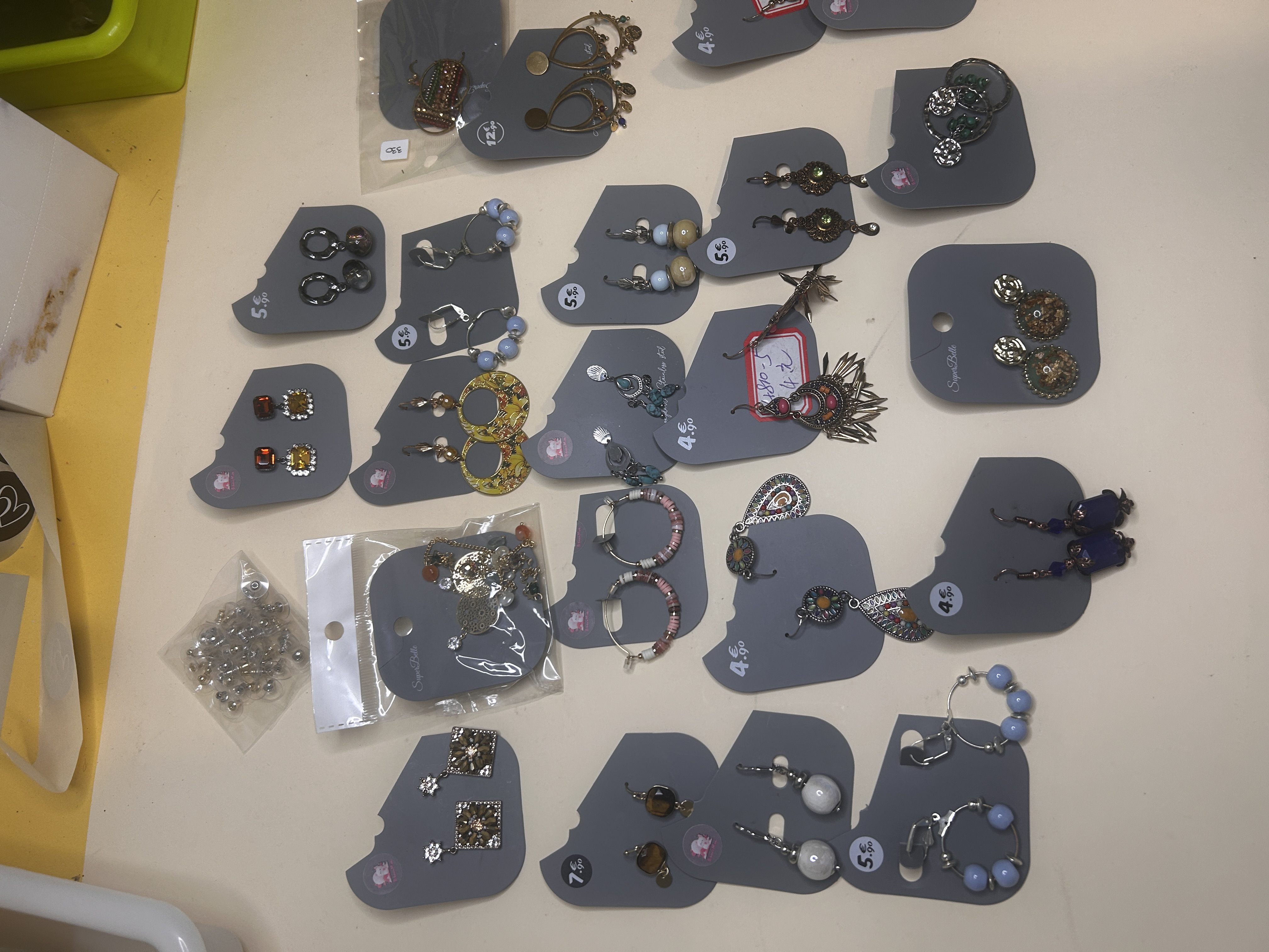 BO-BH-81 - Lote de Bisutería Surtida: Pendientes Estilo Boho y Étnico
