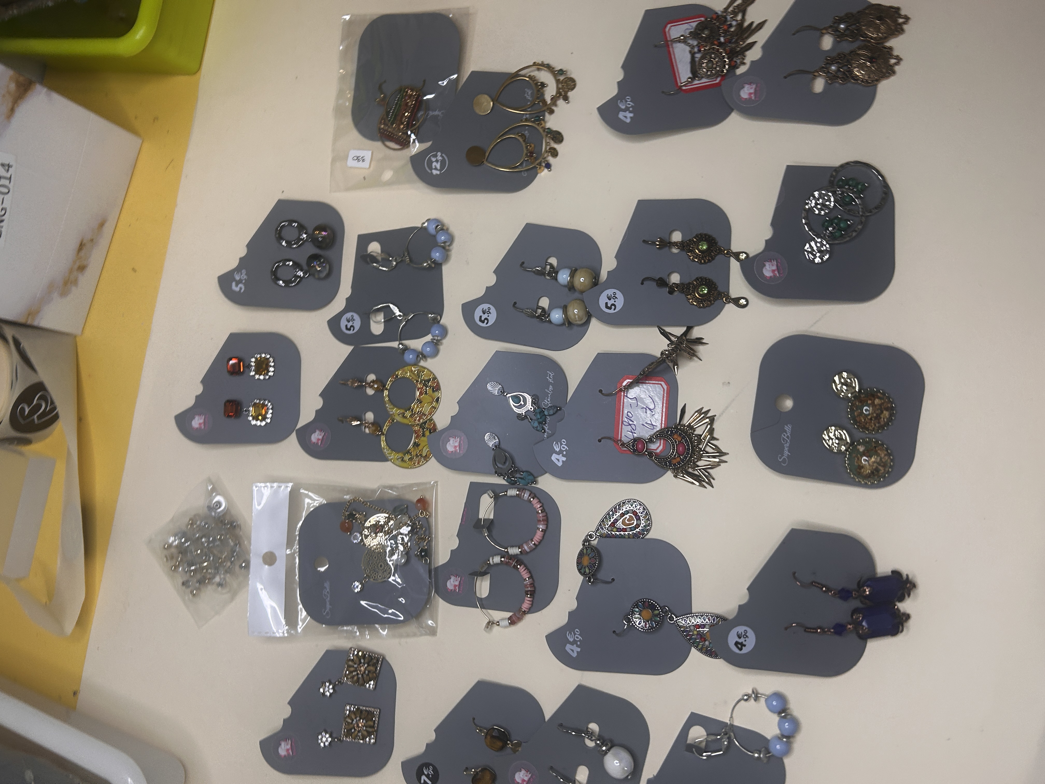 BO-BH-81 - Lote de Bisutería Surtida: Pendientes Estilo Boho y Étnico