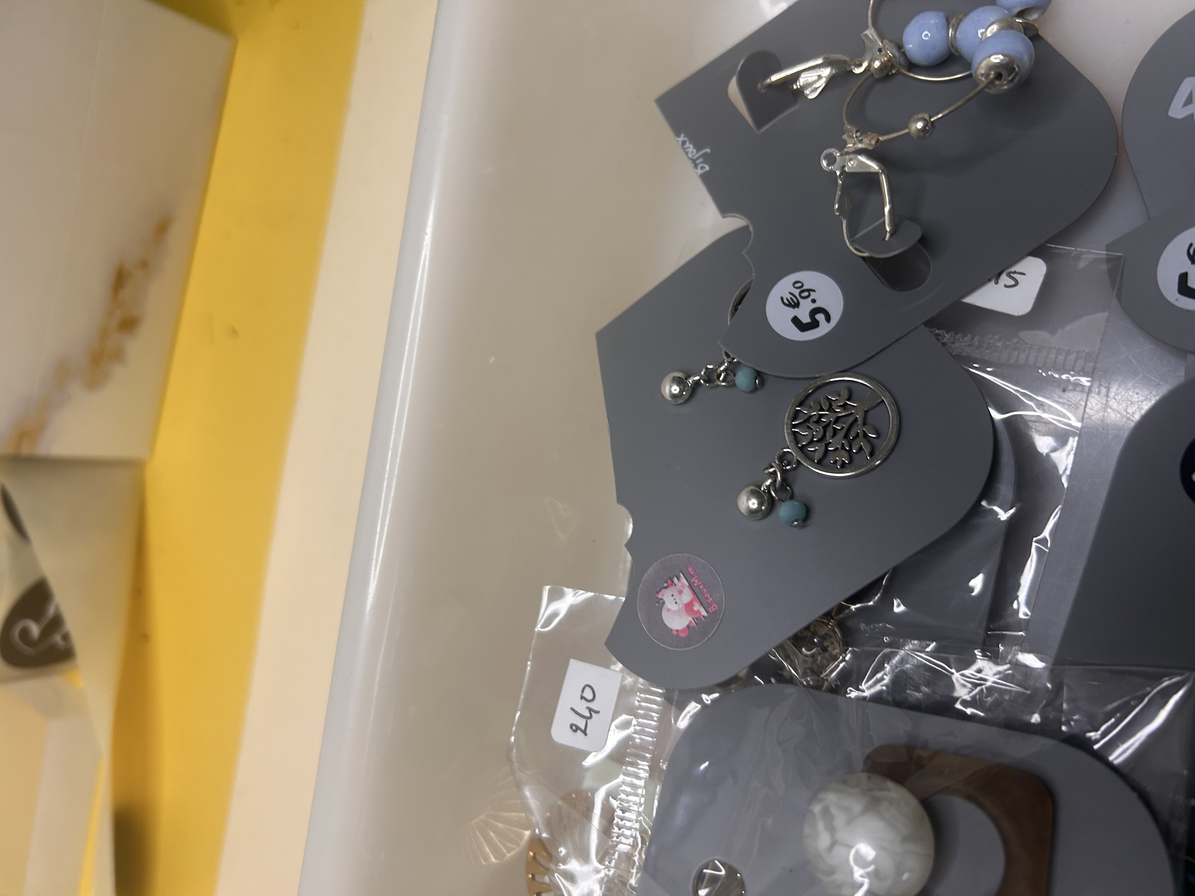BO-BH-85: Lote Surtido de Pendientes de Bisutería Tono Dorado