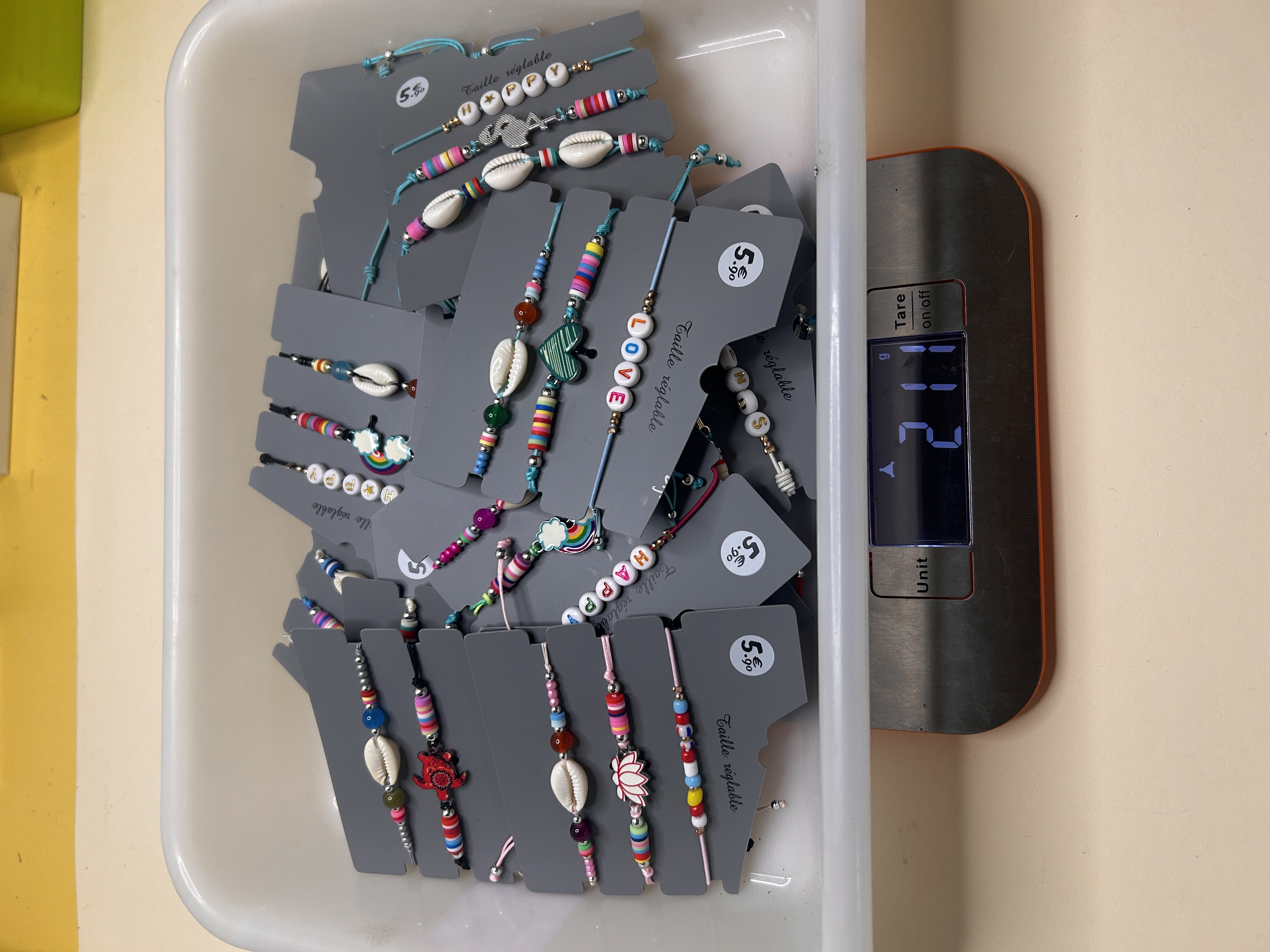 Lote al por mayor de pulseras de cordón en tarjetas dentro de una bandeja sobre báscula — lote de pendientes para mujer, vista principal · Lotes Bisutería (B…