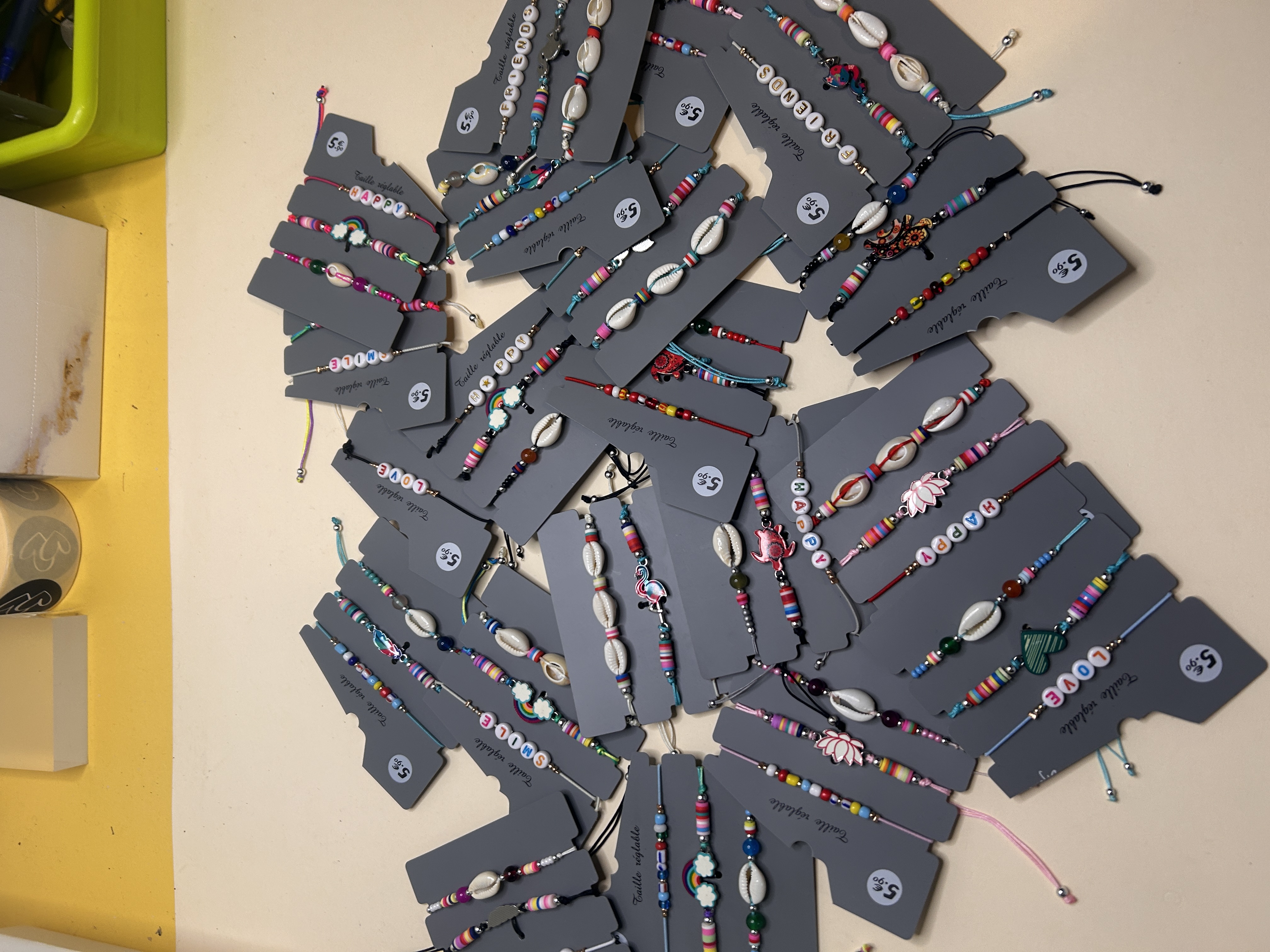 Expositor extendido de pulseras de cordón de colores en tarjetas grises — lote de pendientes baratos, detalle · Lotes Bisutería (BRC-CRD-86)