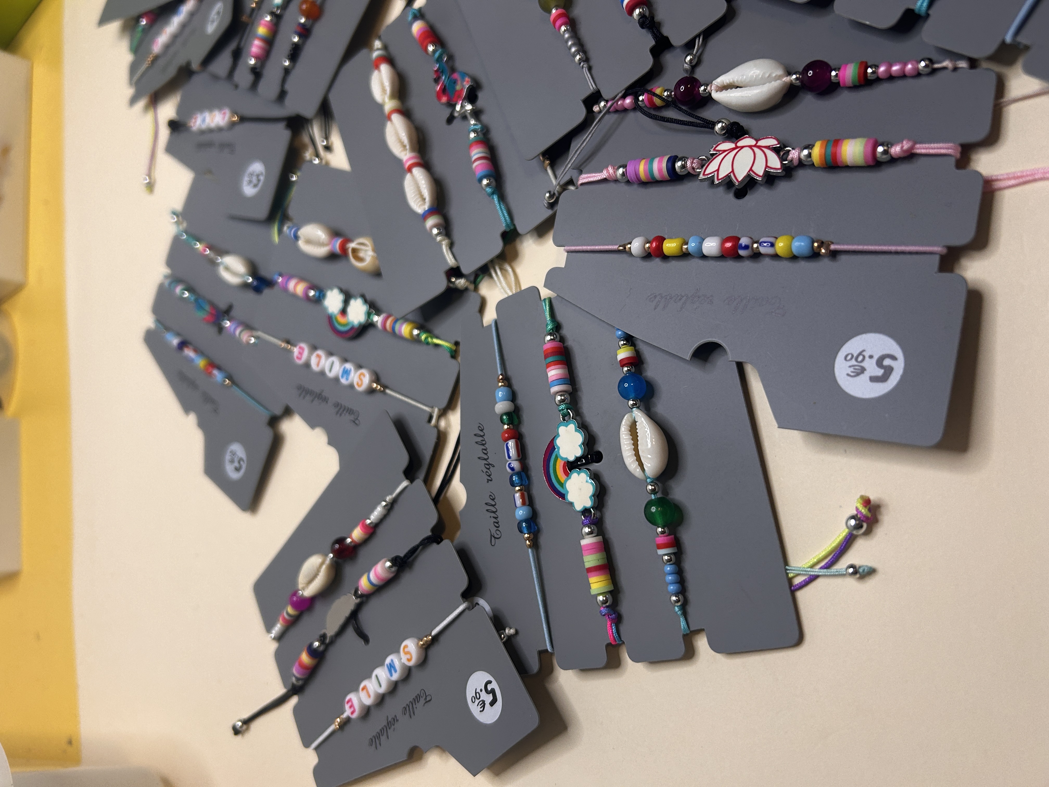 Primer plano de pulseras boho de cordón con abalorios, conchas y dijes — lote de pendientes dorados, primer plano · Lotes Bisutería (BRC-CRD-86)