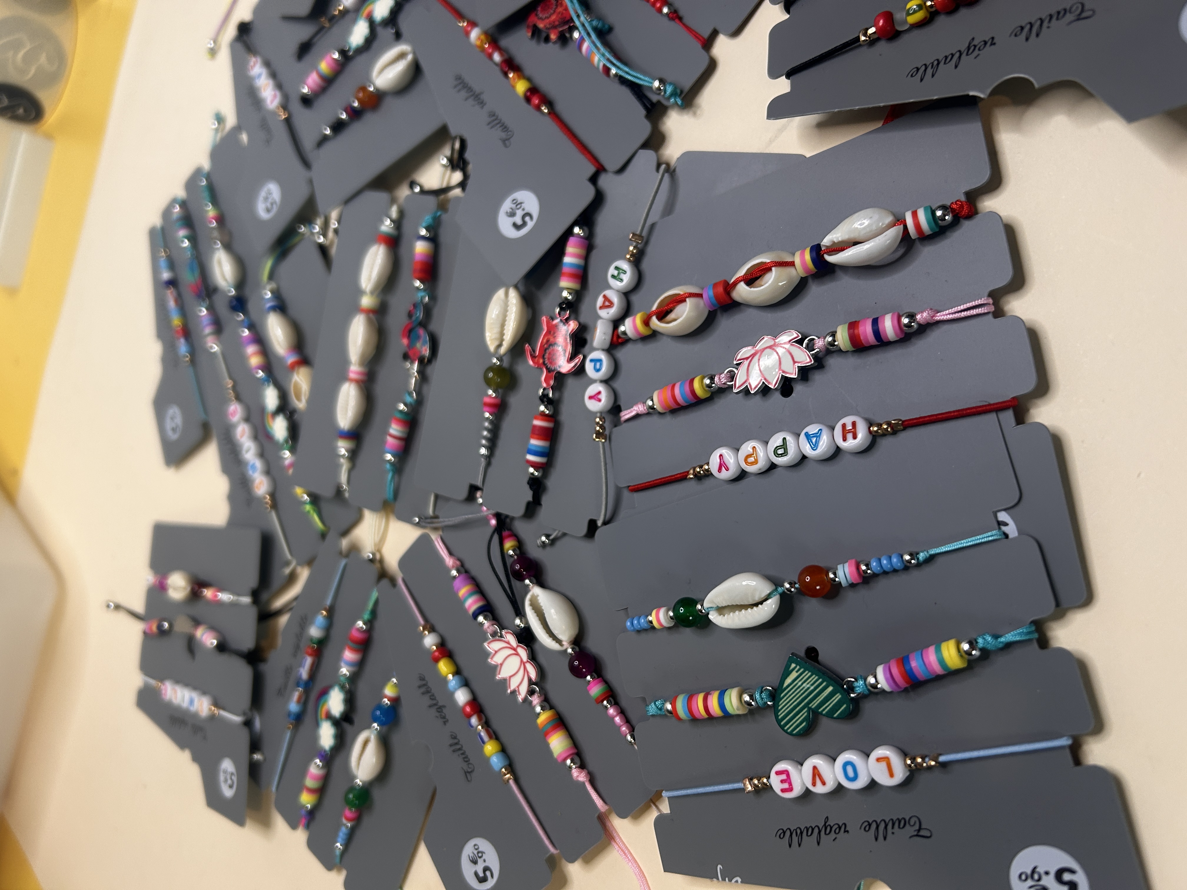 Surtido de pulseras de cordón veraniegas con letras y motivos decorativos — lote de pendientes de moda, vista lateral · Lotes Bisutería (BRC-CRD-86)