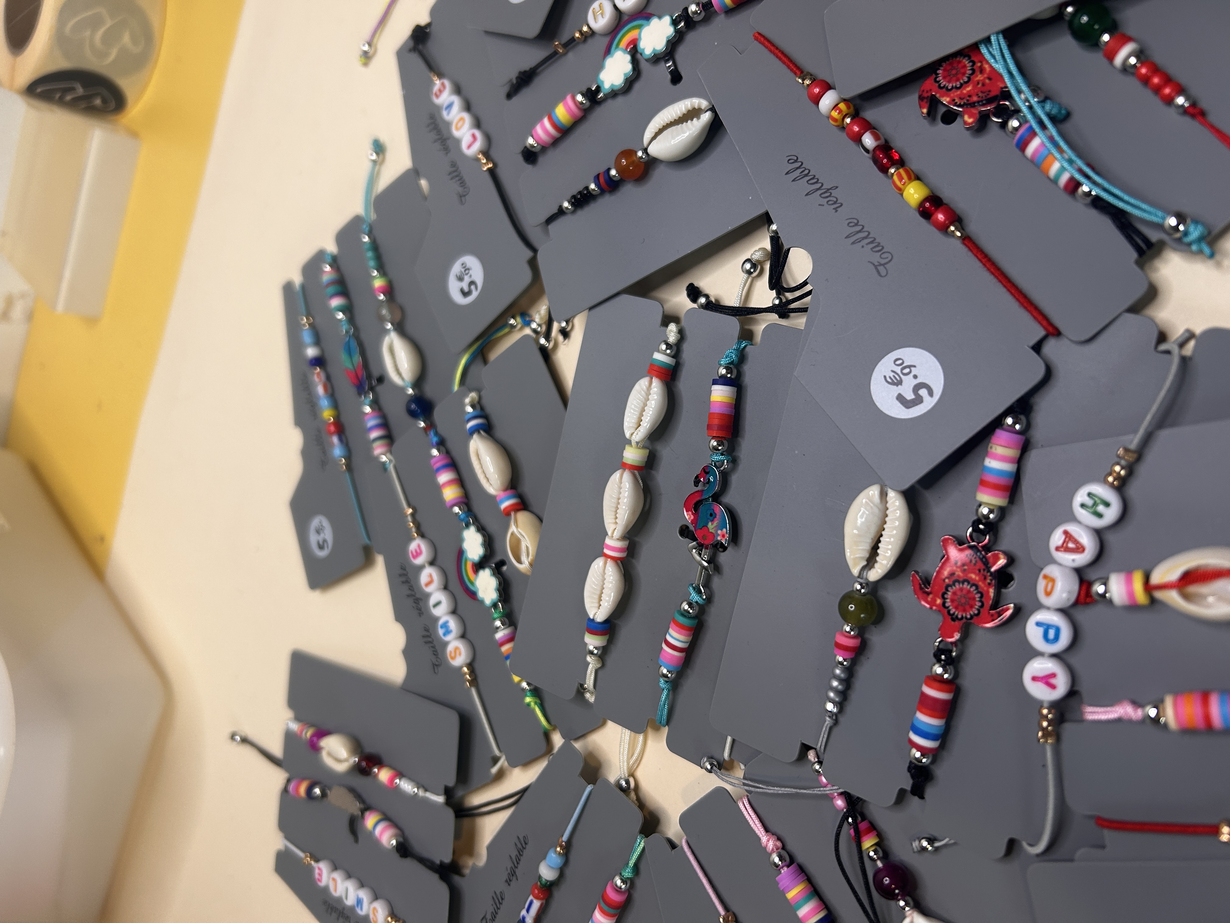 Vista detallada de pulseras de hilo estilo surfero en tarjetas de venta — lote de pendientes originales, detalle del acabado · Lotes Bisutería (BRC-CRD-86)