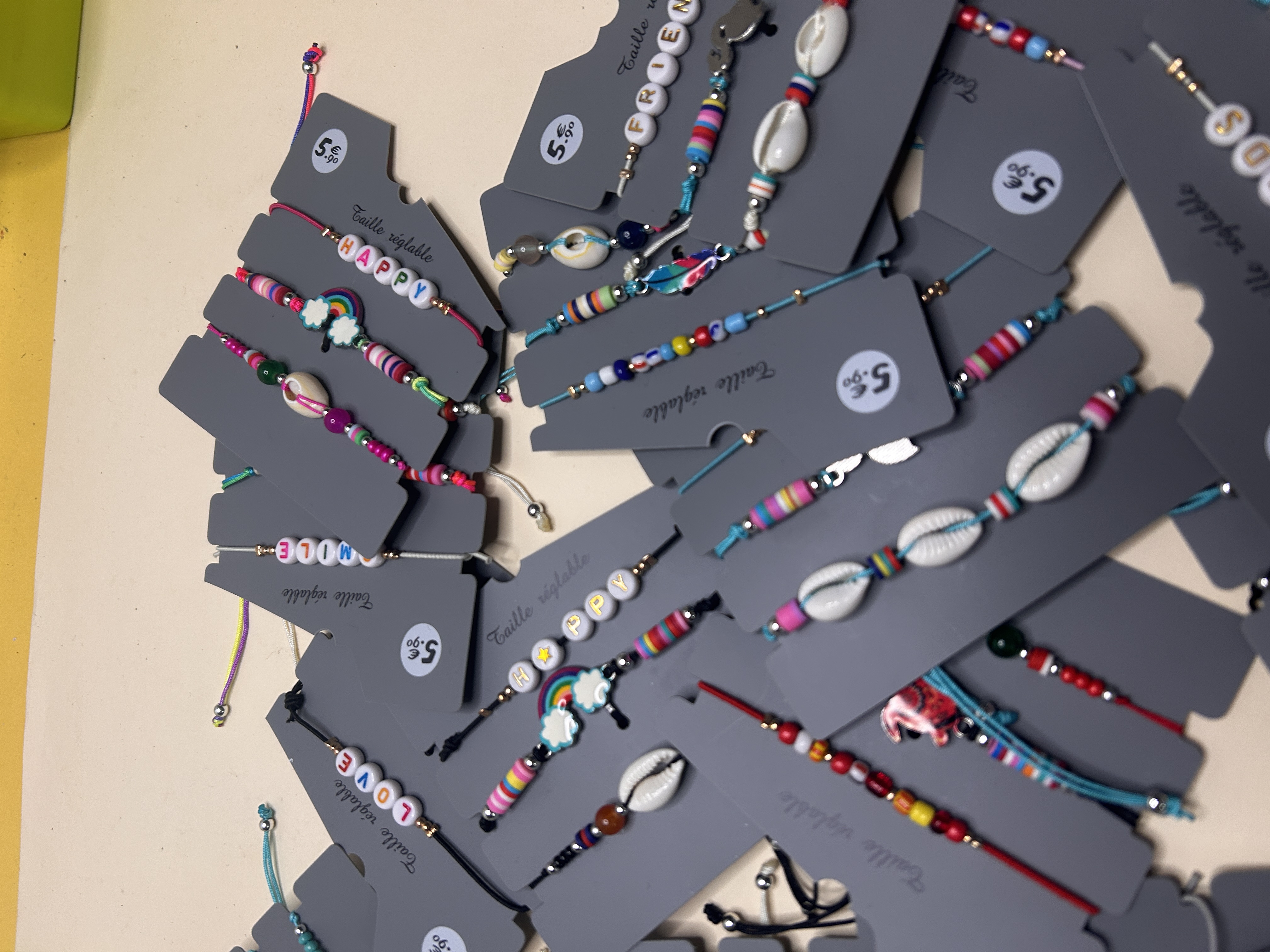 Lote de pulseras de cordón ajustables boho — lote de pendientes para mujer, detalle · Lotes Bisutería (BRC-CRD-86)