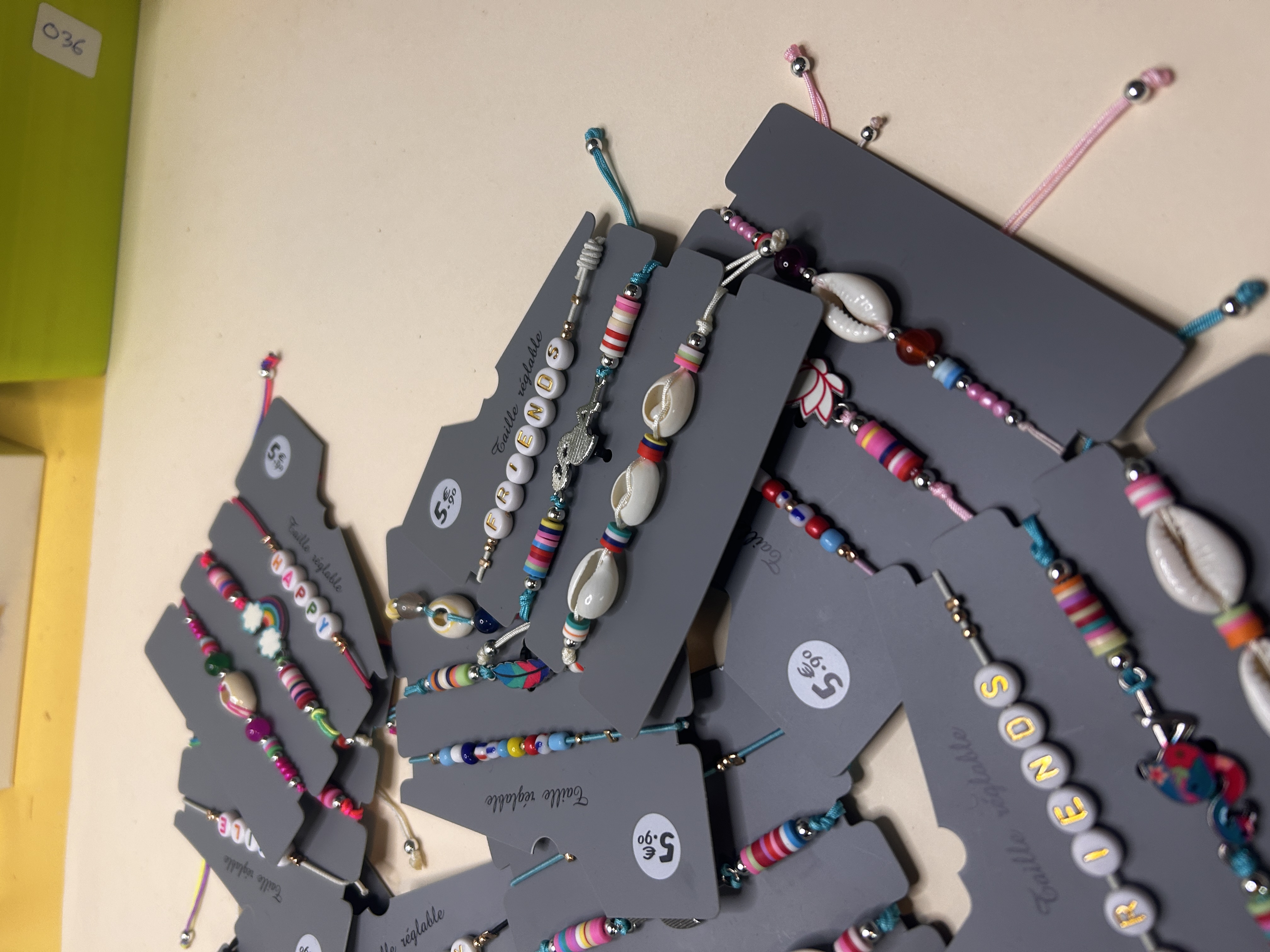 Lote de pulseras de cordón ajustables boho — lote de pendientes baratos, primer plano · Lotes Bisutería (BRC-CRD-86)