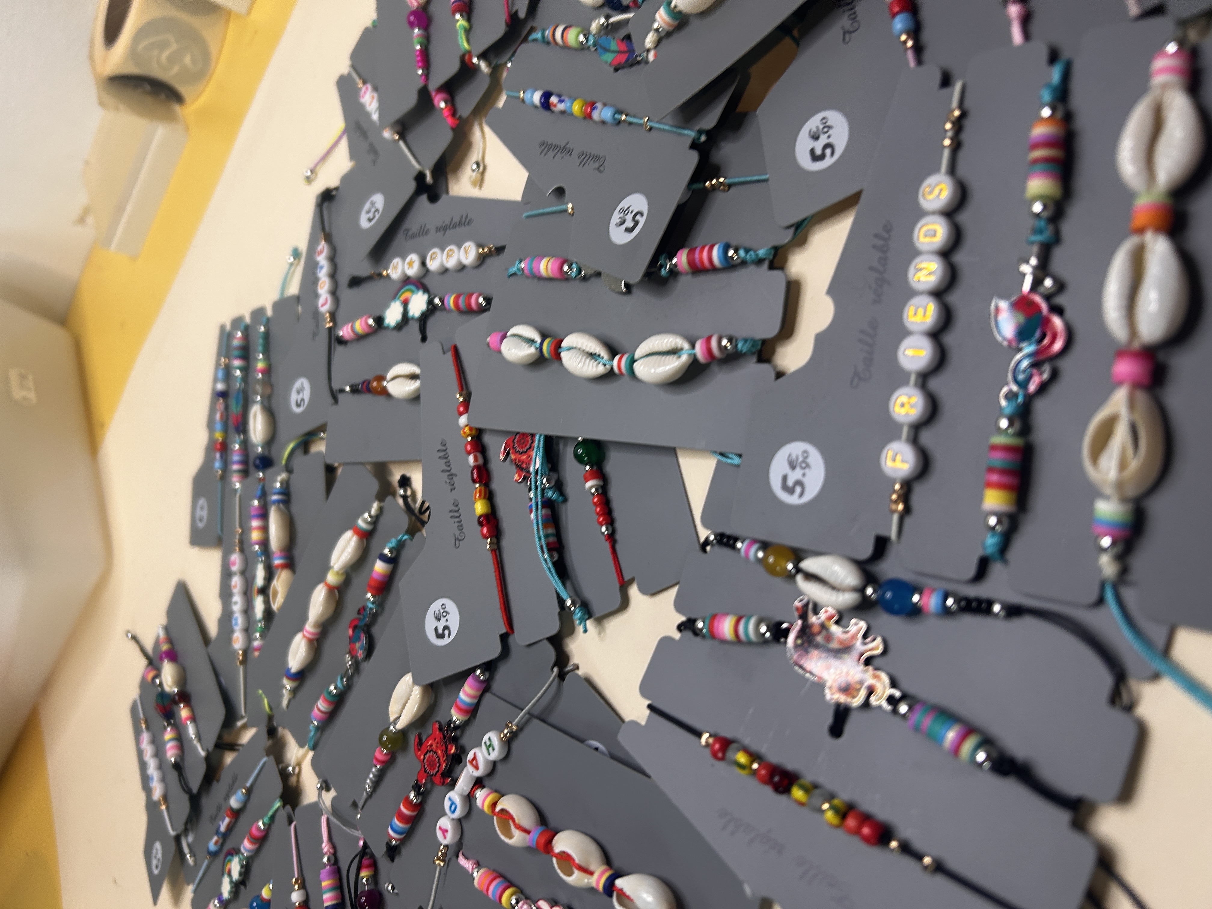 Lote de pulseras de cordón ajustables boho — lote de pendientes dorados, vista lateral · Lotes Bisutería (BRC-CRD-86)