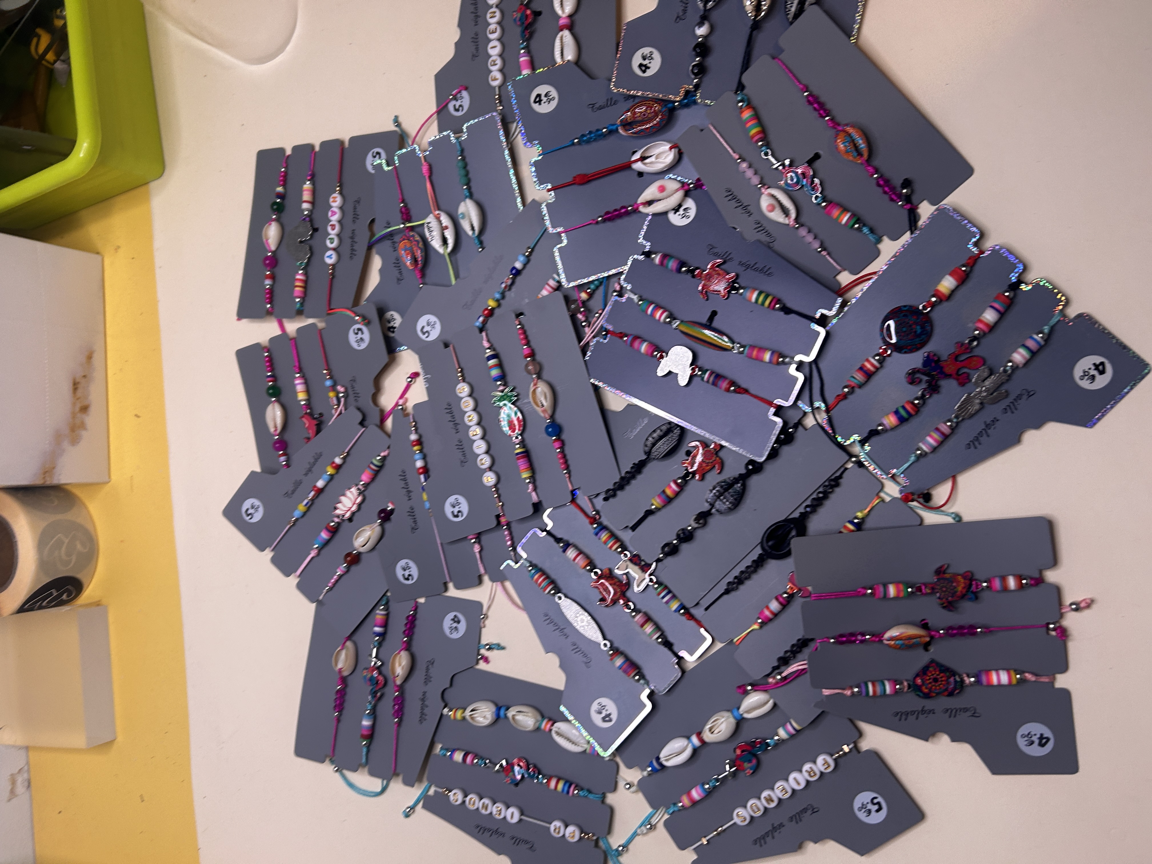 Colección completa de pulseras bohemias sobre cartoncillos — lote de pendientes baratos, detalle · Lotes Bisutería (BRC-CRD-88)