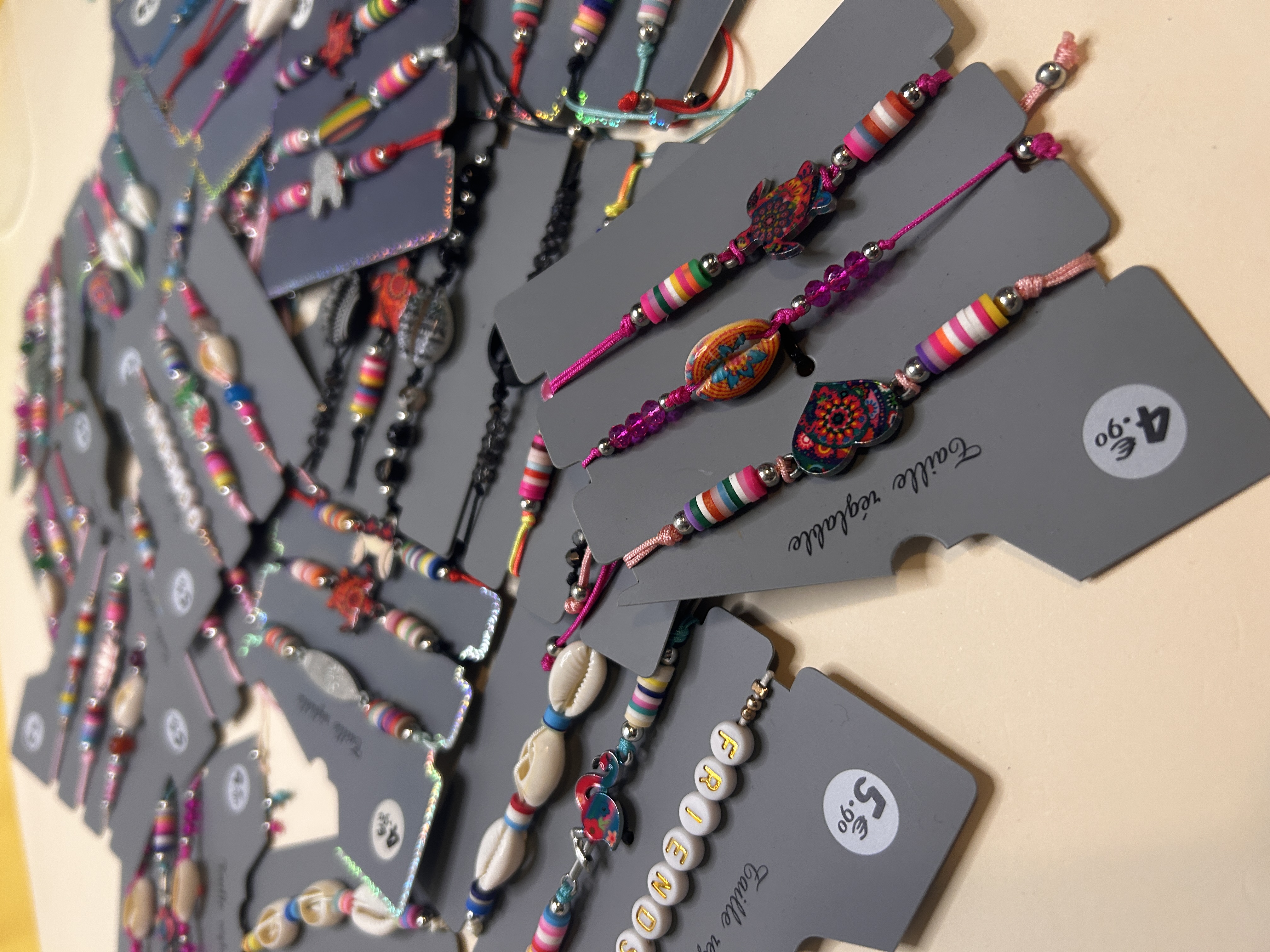 Primer plano de pulseras de hilo con concha y colgante de tortuga — lote de pendientes dorados, primer plano · Lotes Bisutería (BRC-CRD-88)
