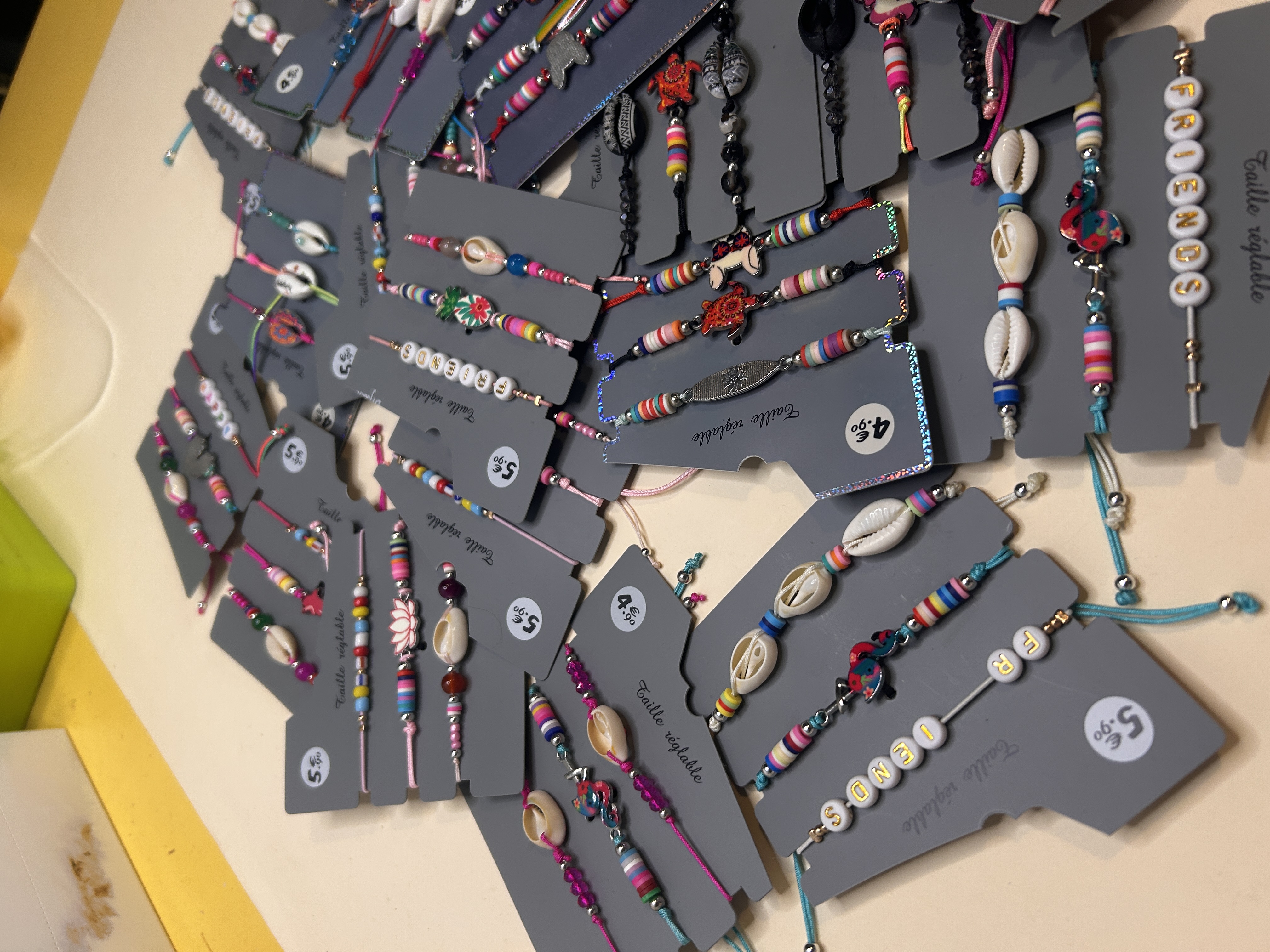 Vista superior de pulseras con abalorios de letras y cuentas — lote de pendientes de moda, vista lateral · Lotes Bisutería (BRC-CRD-88)