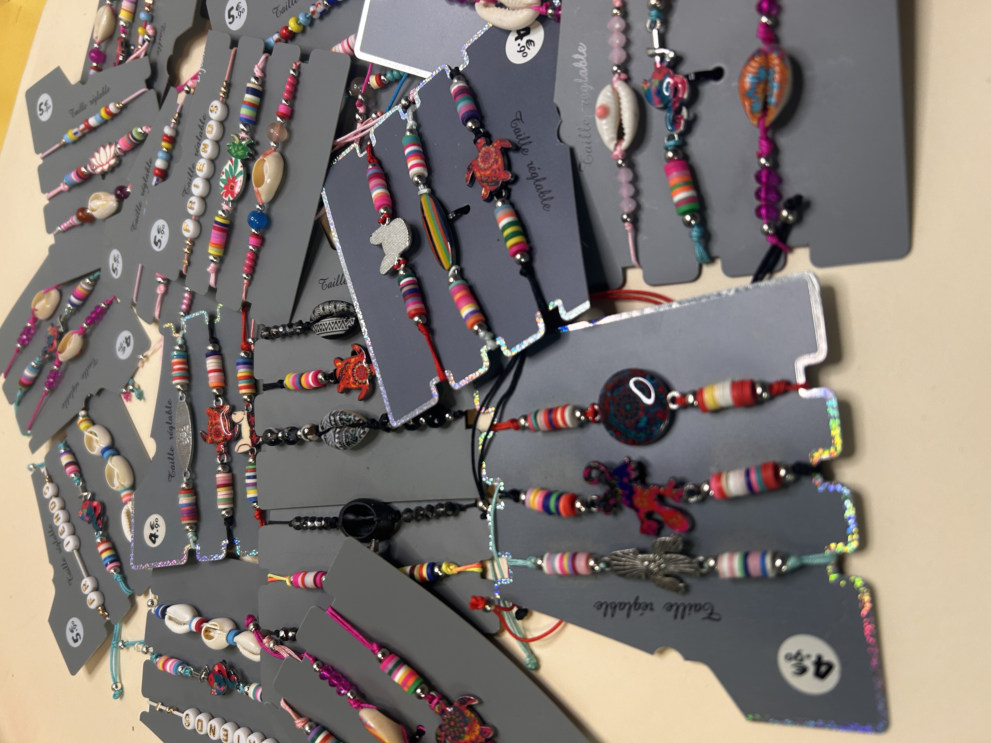 Surtido de pulseras ajustables multicolor con conchas y dijes — lote de pendientes originales, detalle del acabado · Lotes Bisutería (BRC-CRD-88)