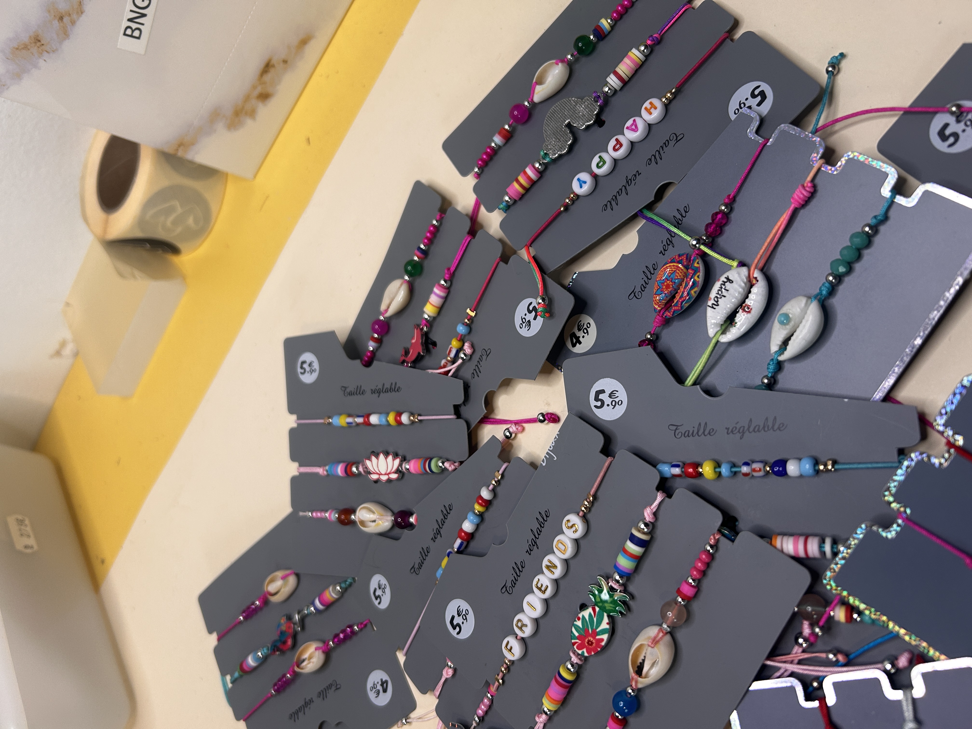Lote de pulseras de cordón boho al por mayor — lote de pendientes baratos, primer plano · Lotes Bisutería (BRC-CRD-88)