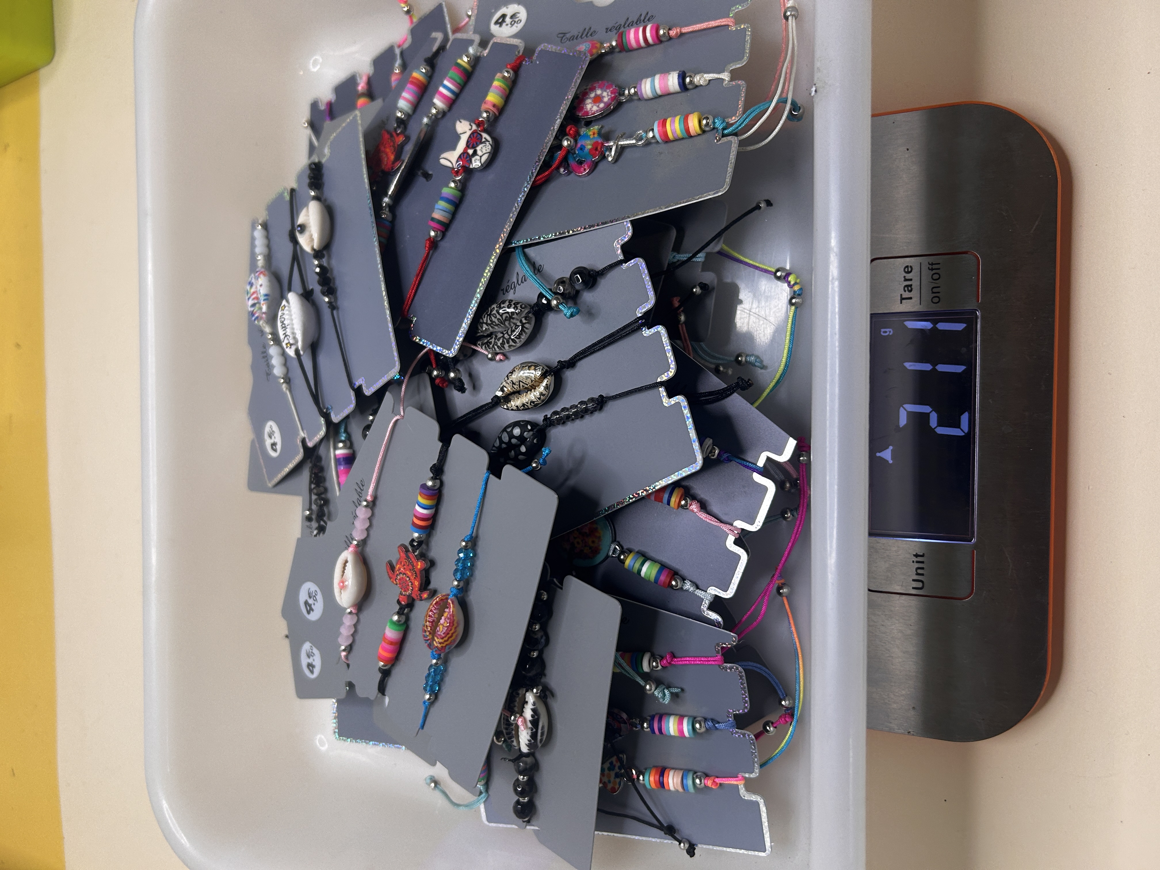 Lote de pulseras ajustables sobre cartón expositor en bandeja de pesado — lote de pendientes para mujer, vista principal · Lotes Bisutería (BRC-CRD-89)