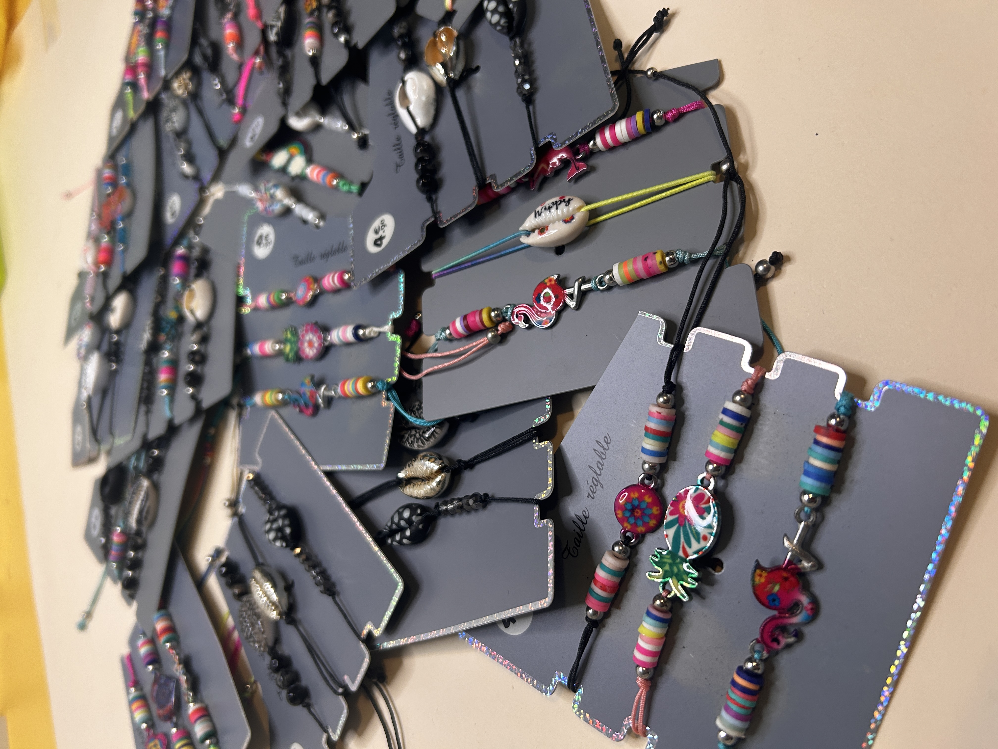 Primer plano de pulseras con dijes de flamenco, piña y conchas — lote de pendientes dorados, primer plano · Lotes Bisutería (BRC-CRD-89)