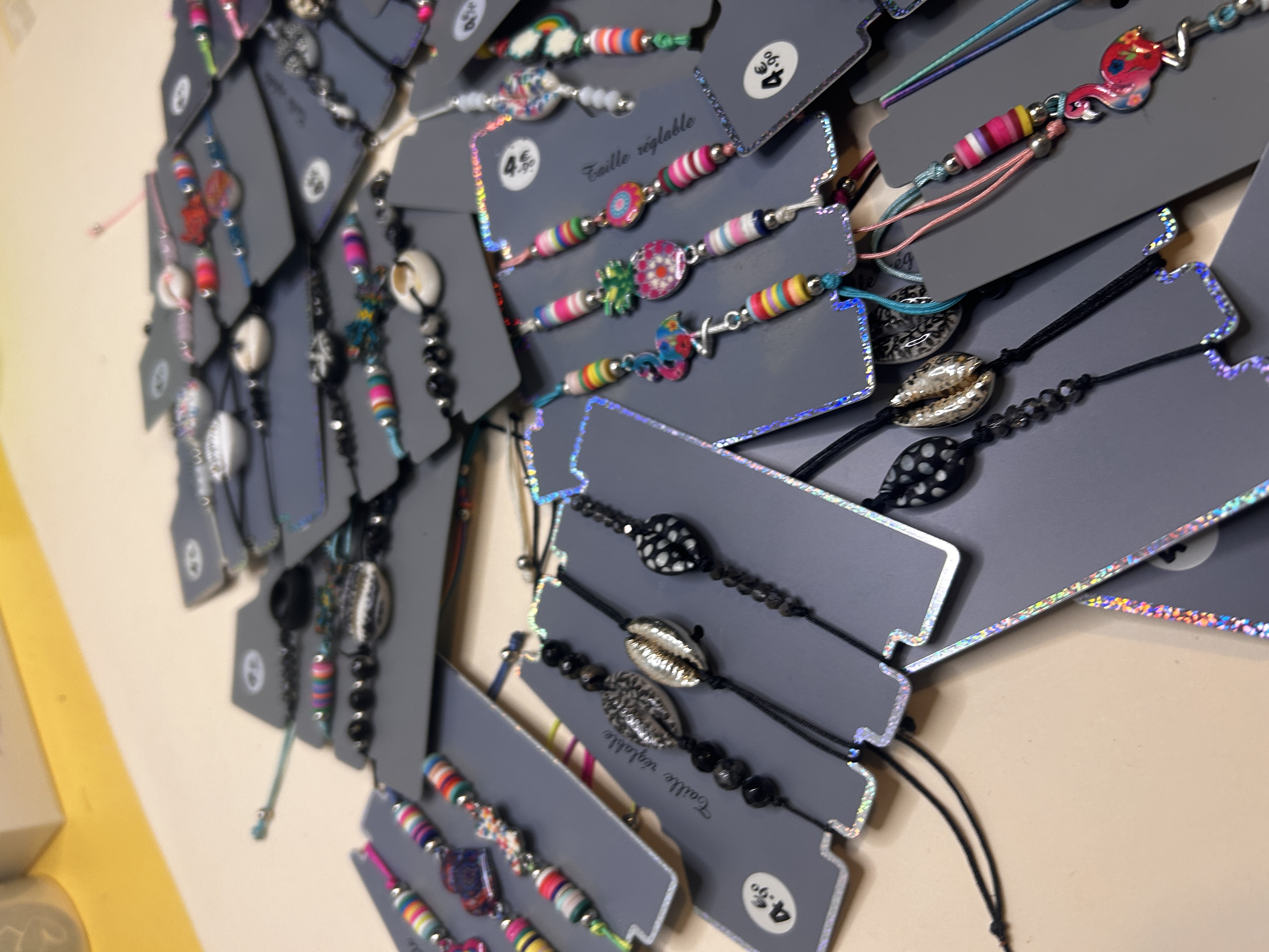 Vista de detalle de pulseras ajustables con conchas marinas y cuentas — lote de pendientes de moda, vista lateral · Lotes Bisutería (BRC-CRD-89)