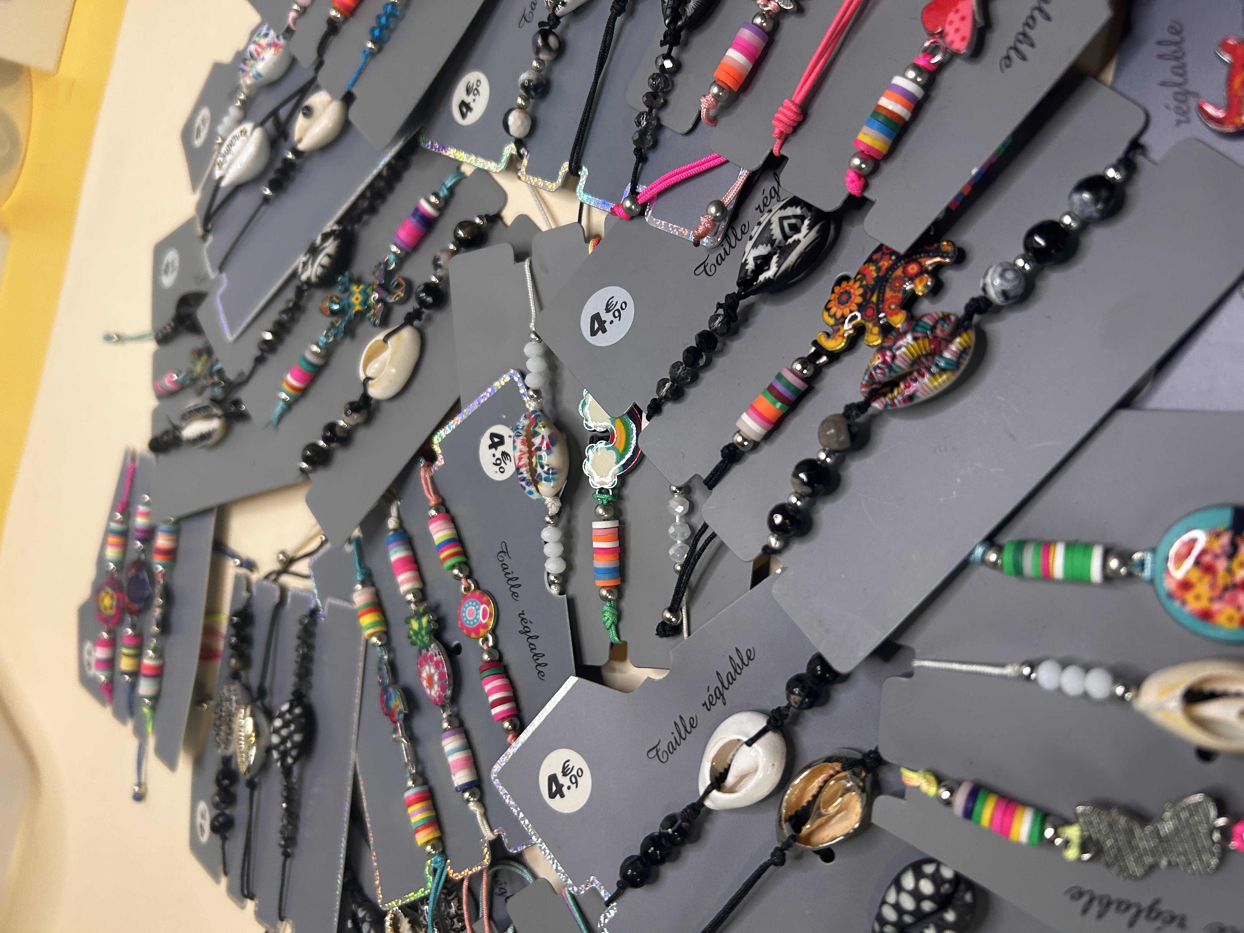 Conjunto de pulseras de bisutería de verano en blíster de venta — lote de pendientes originales, detalle del acabado · Lotes Bisutería (BRC-CRD-89)