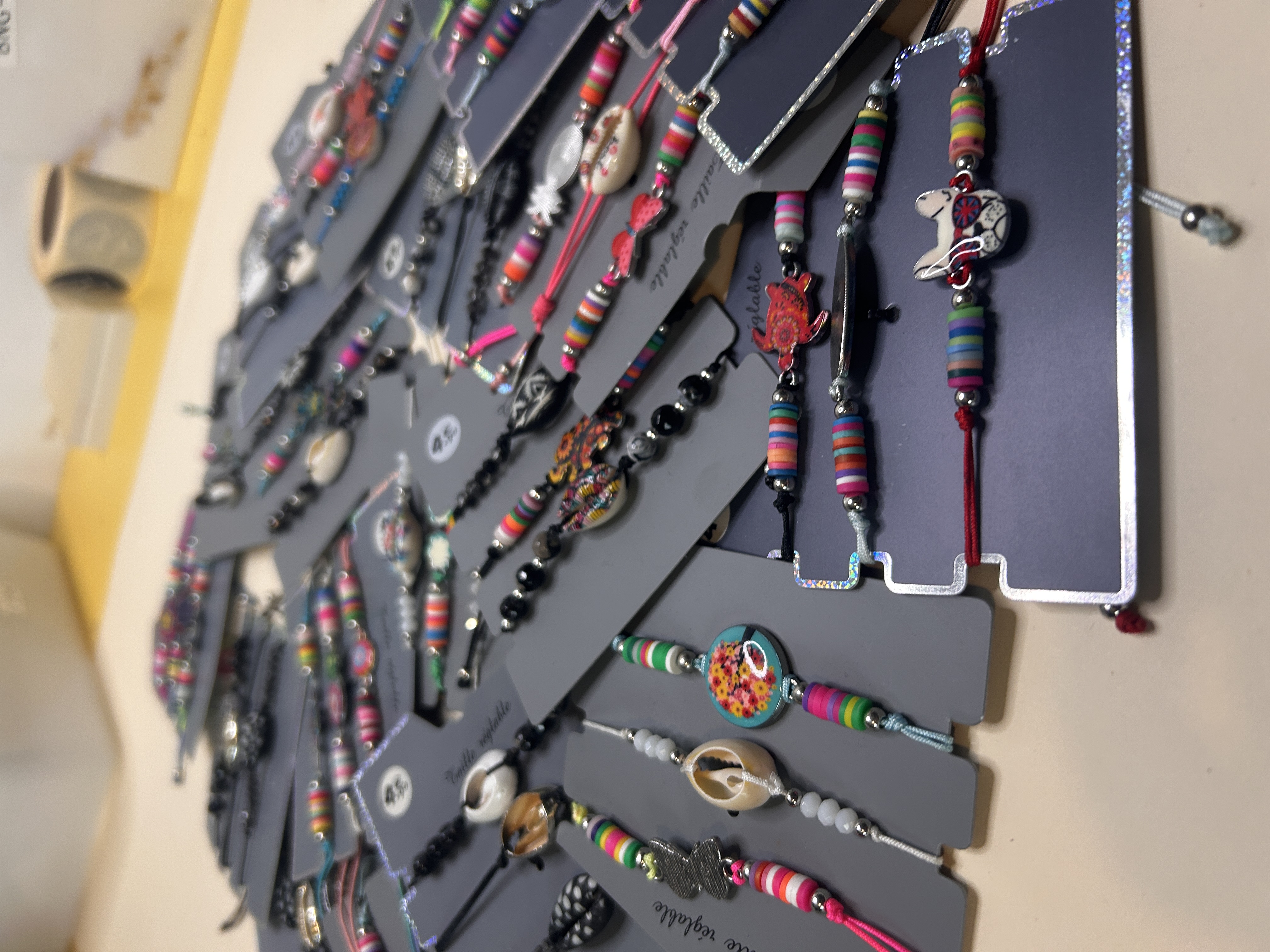 Lote de pulseras ajustables veraniegas al por mayor — lote de pendientes baratos, primer plano · Lotes Bisutería (BRC-CRD-89)