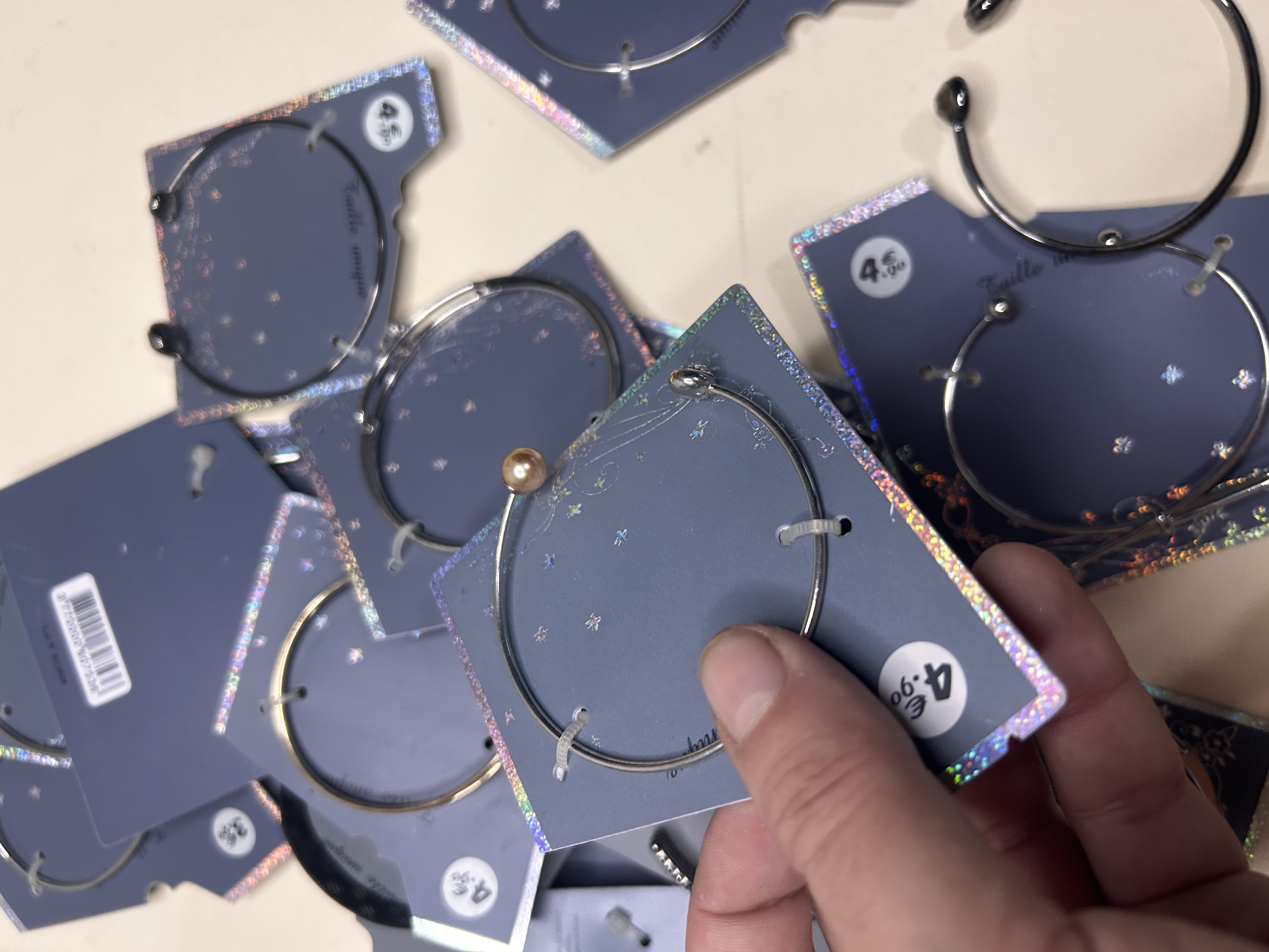 Lote de bisutería pulseras rígidas cuff al por mayor — lote de pendientes de moda, detalle del acabado · Lotes Bisutería (CUFFS-120)