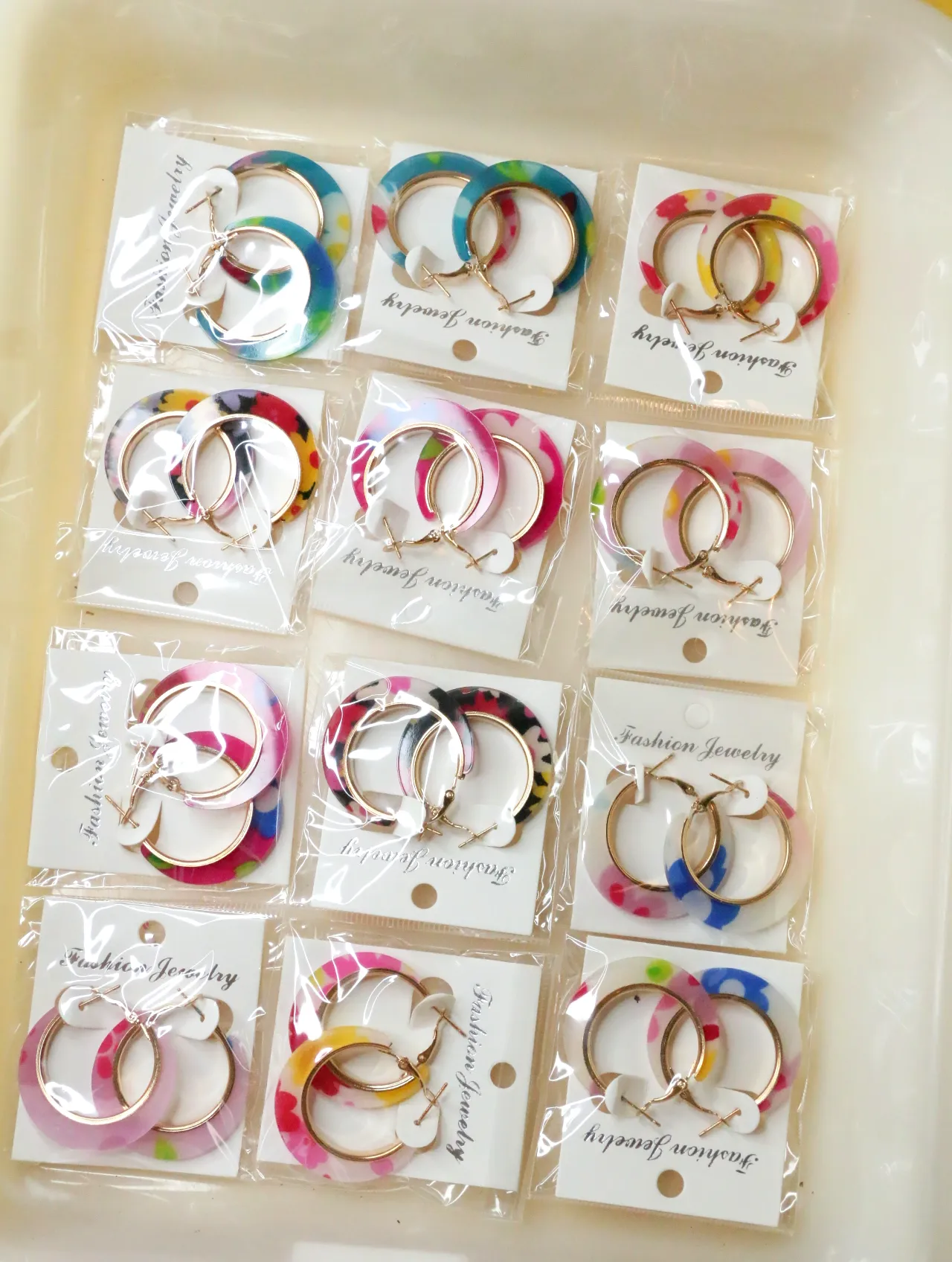 Surtido de pendientes de aro multicolor en tarjetas — lote de bisutería para mujer, vista principal · Lotes Bisutería (H0007)